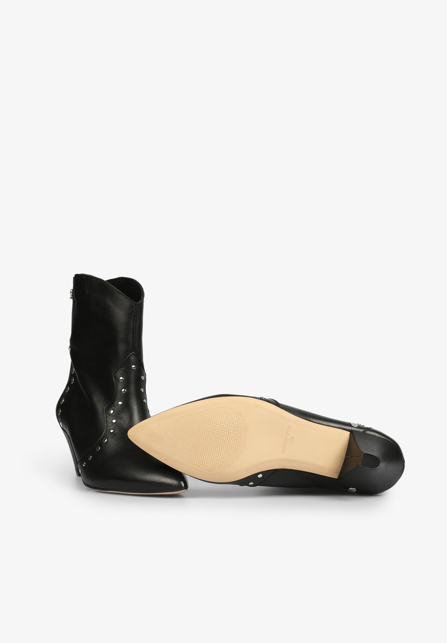 BOTAS COWBOY COM TACHAS E TACÃO EM BICO