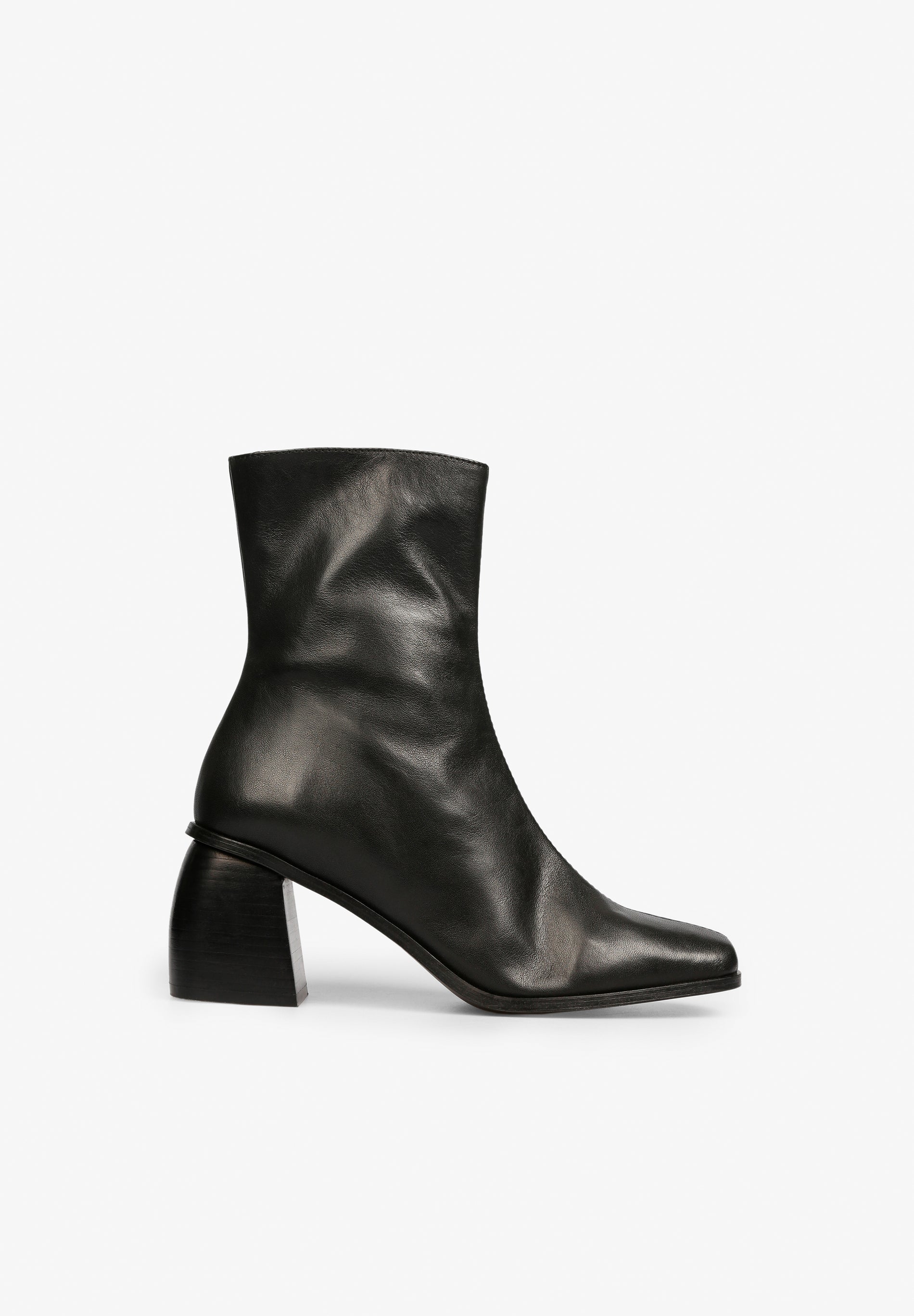 BOTINS DE TACÃO COM PORMENOR DE COSTURA