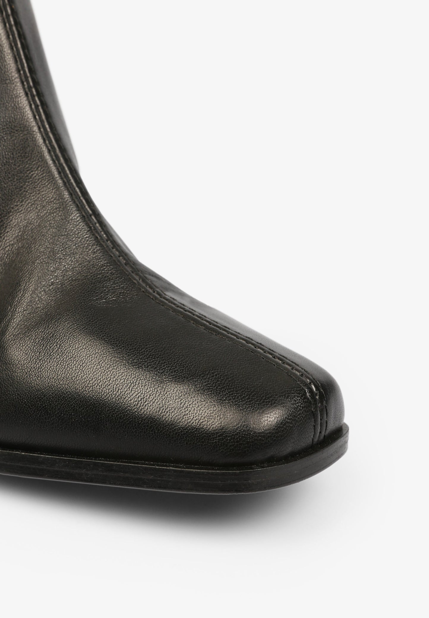 BOTINS DE TACÃO COM PORMENOR DE COSTURA