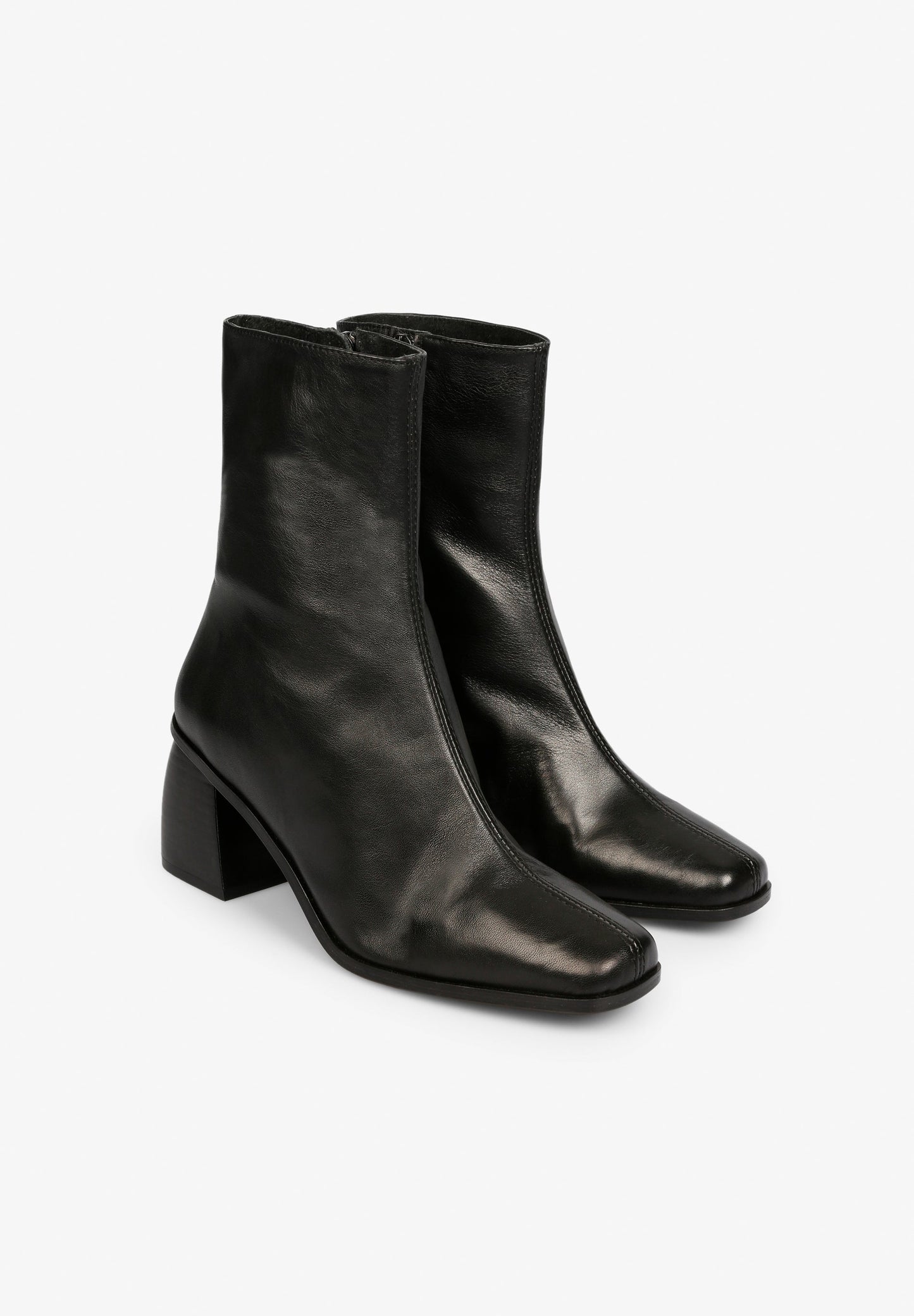 BOTINS DE TACÃO COM PORMENOR DE COSTURA