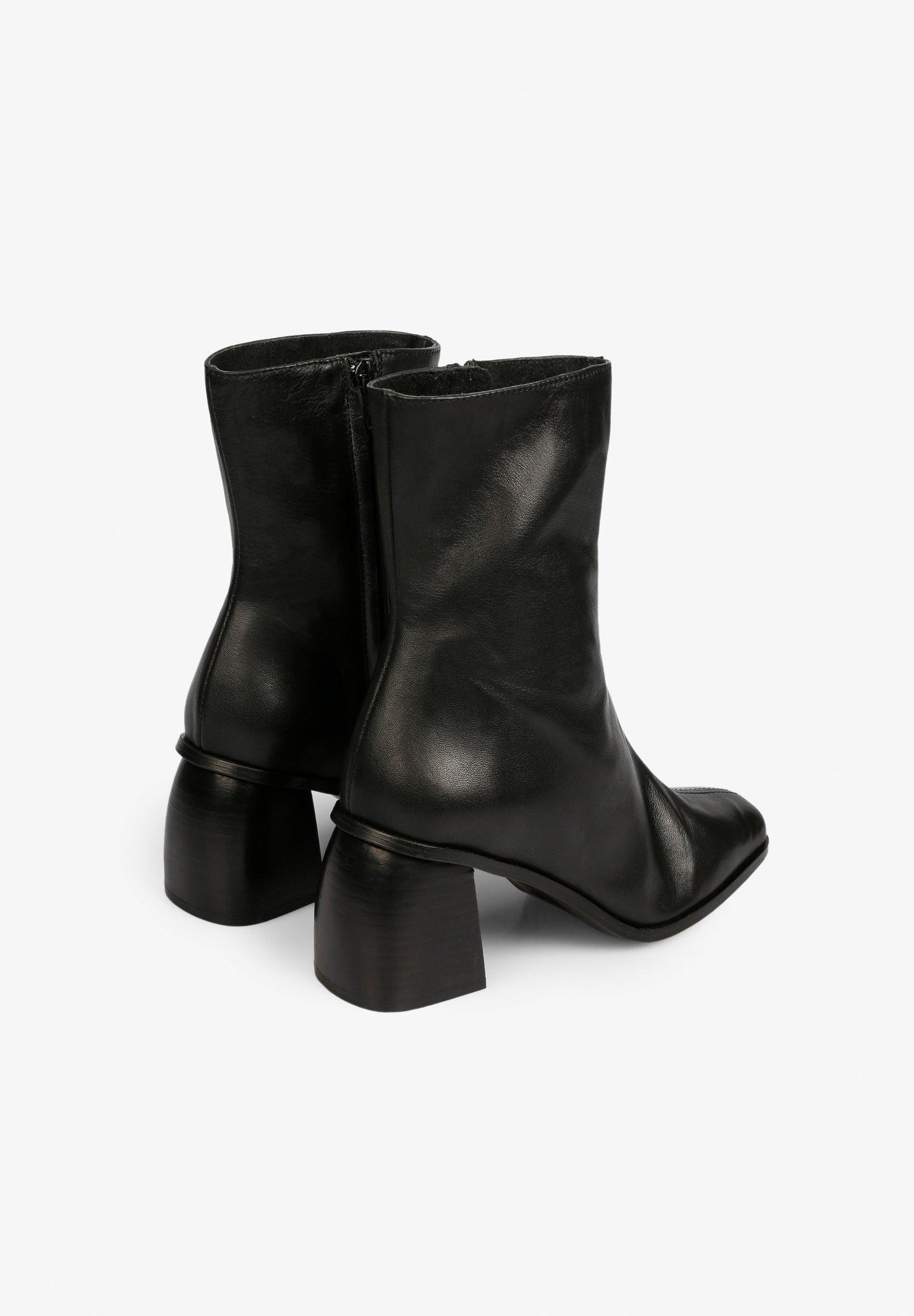 BOTINS DE TACÃO COM PORMENOR DE COSTURA