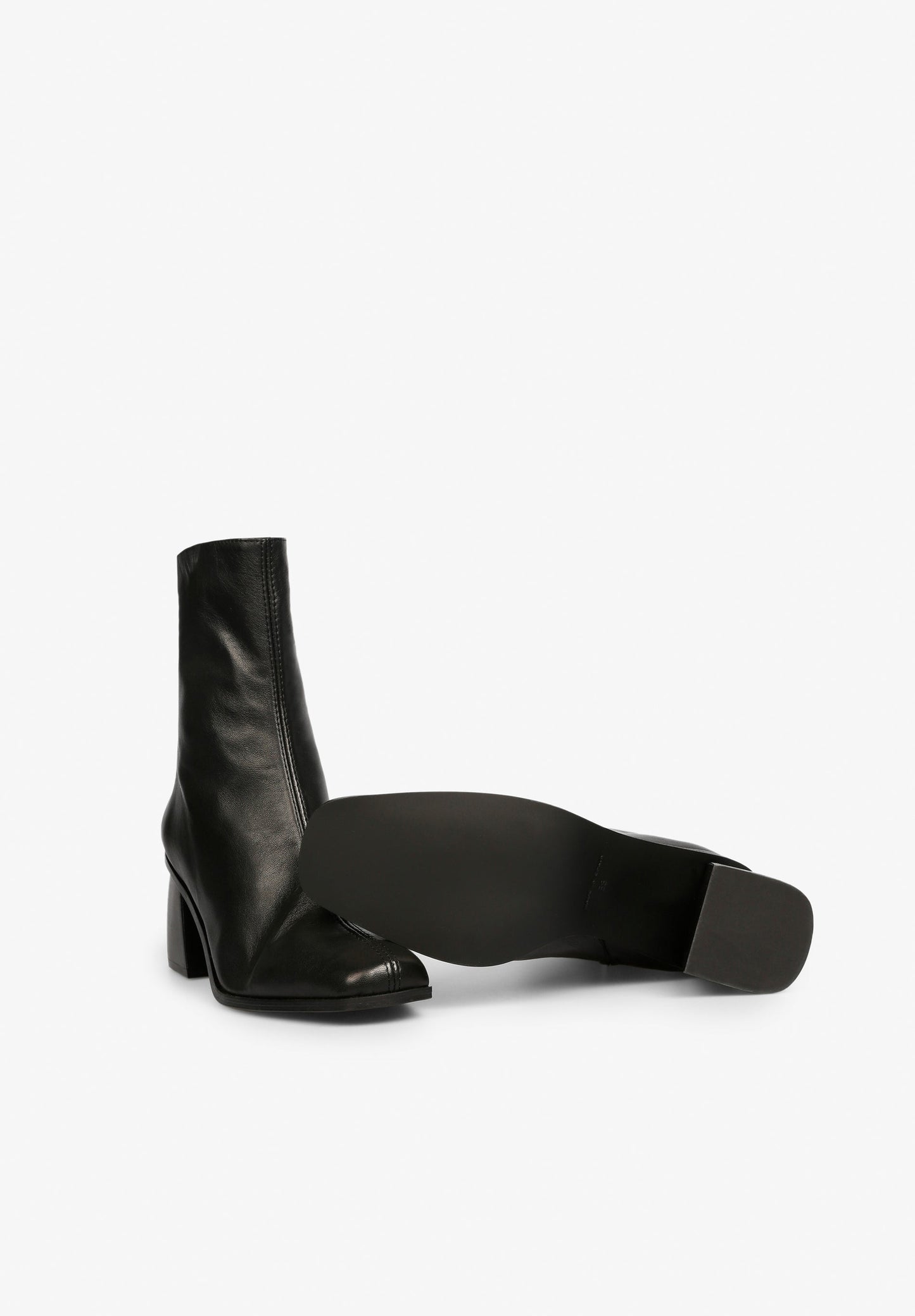 BOTINS DE TACÃO COM PORMENOR DE COSTURA