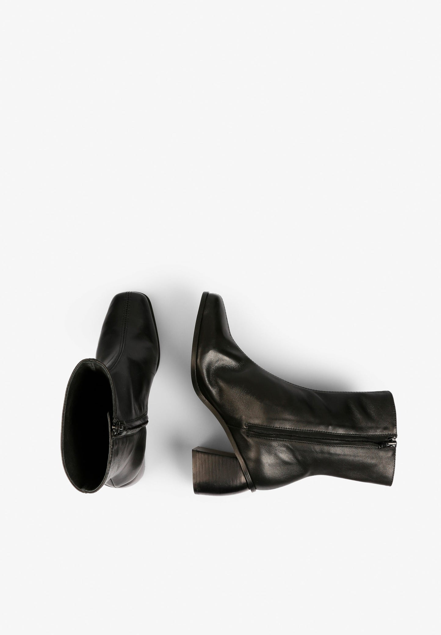 BOTINS DE TACÃO COM PORMENOR DE COSTURA