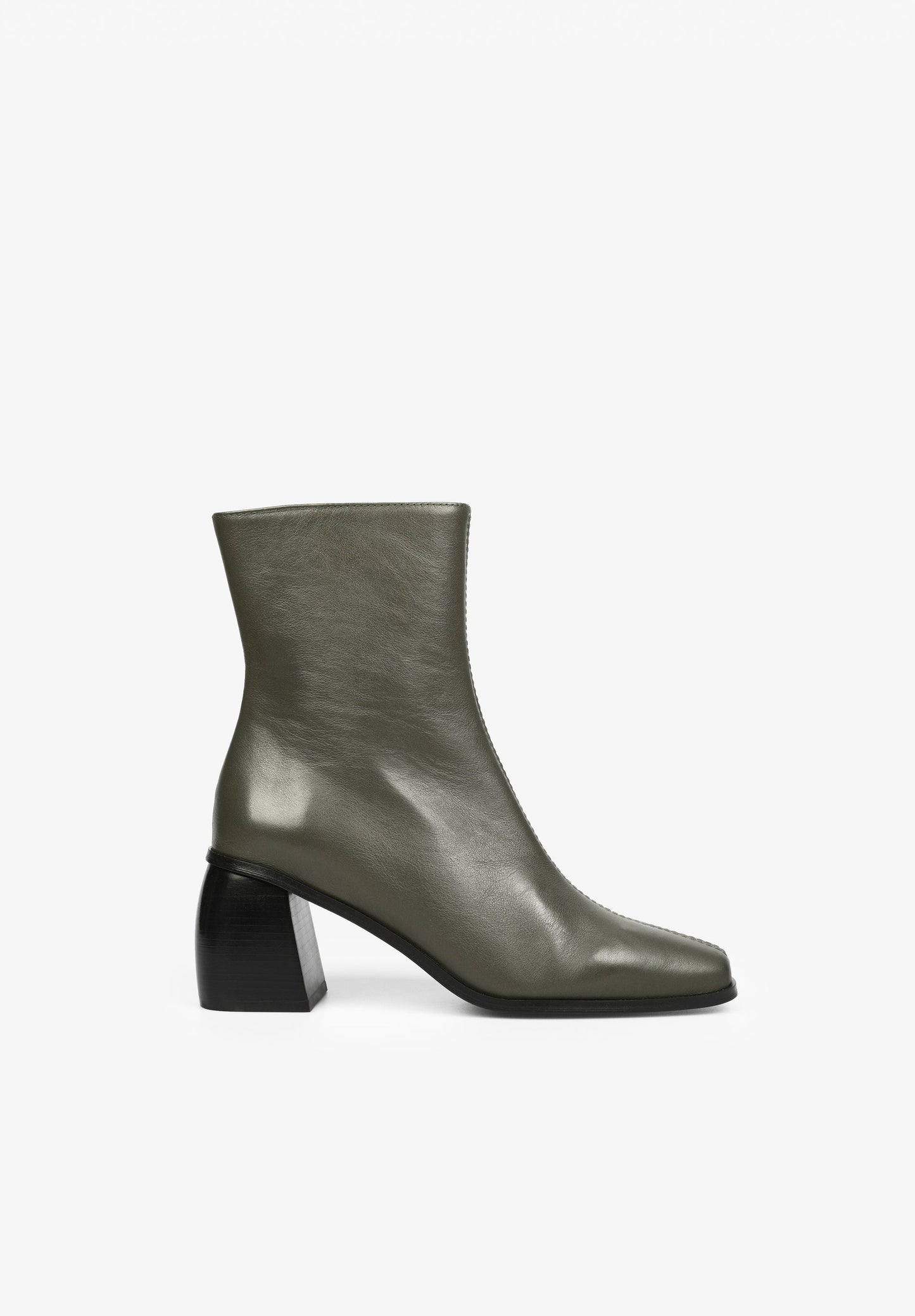 BOTINS DE TACÃO COM PORMENOR DE COSTURA