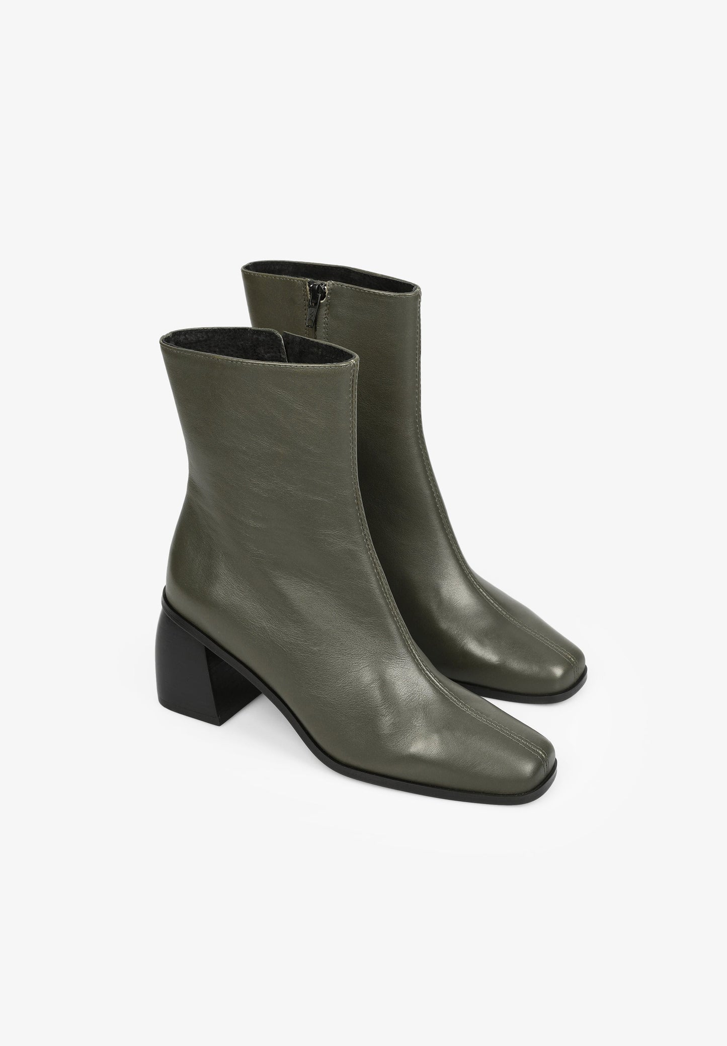 BOTINS DE TACÃO COM PORMENOR DE COSTURA