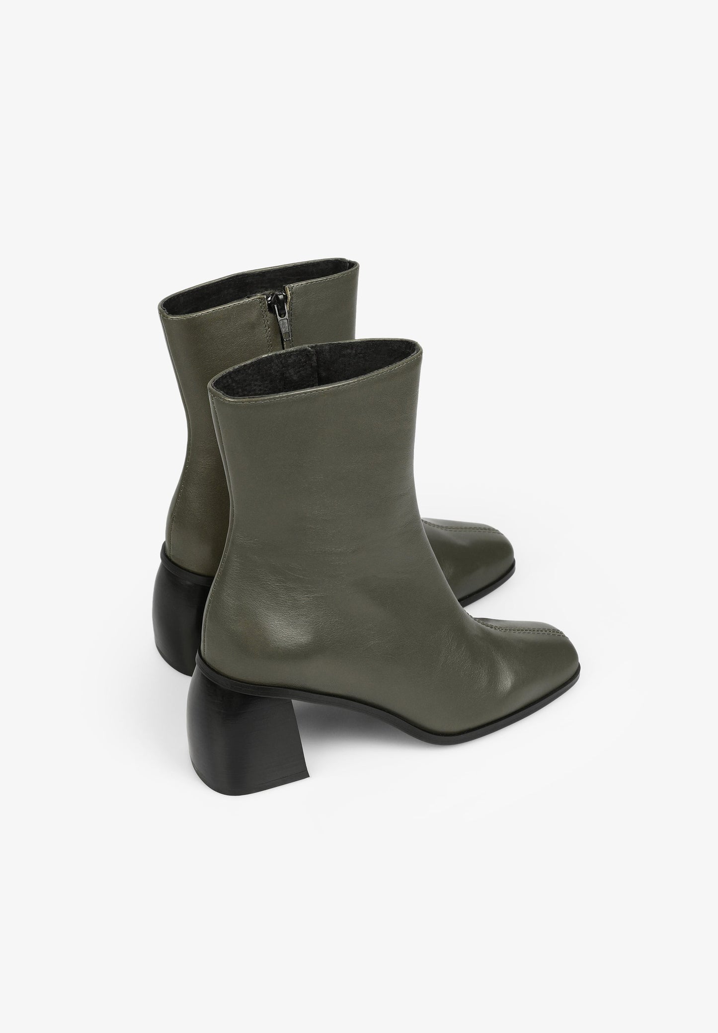 BOTINS DE TACÃO COM PORMENOR DE COSTURA