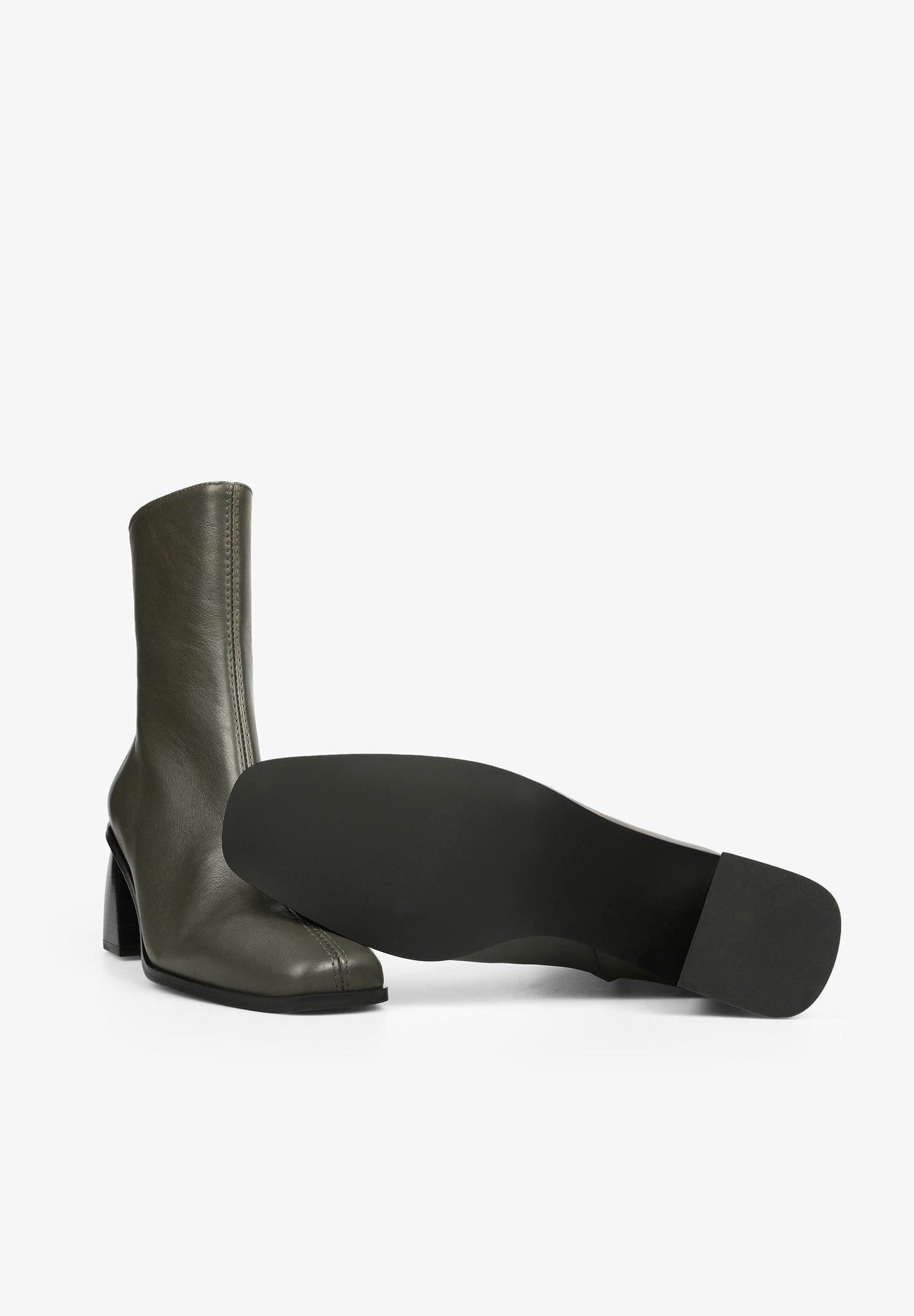 BOTINS DE TACÃO COM PORMENOR DE COSTURA