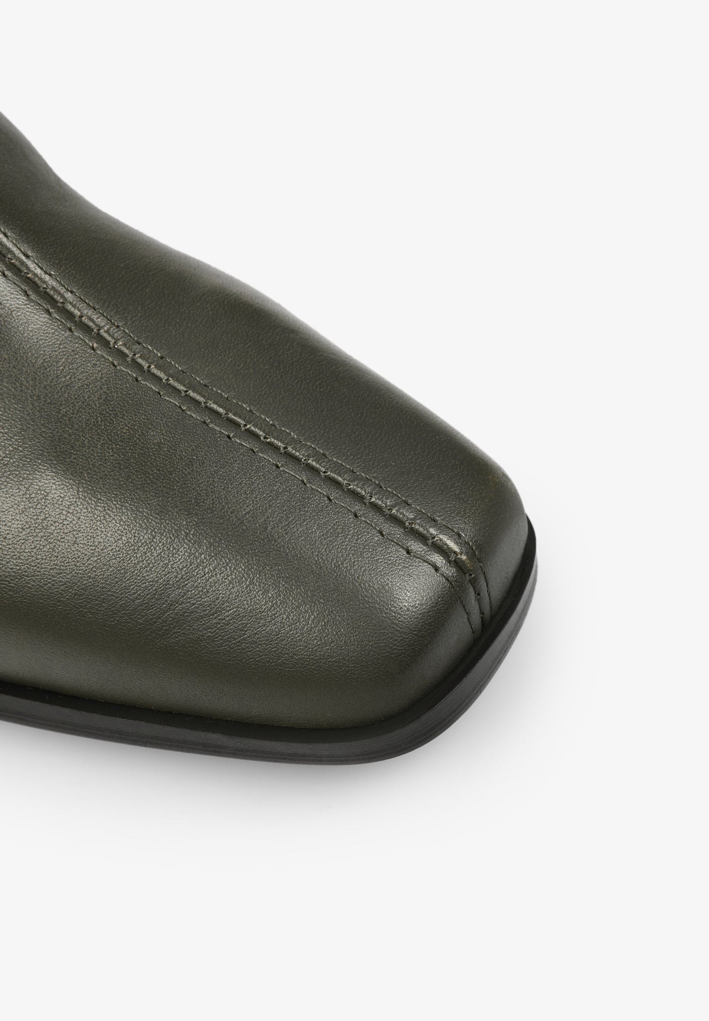 BOTINS DE TACÃO COM PORMENOR DE COSTURA