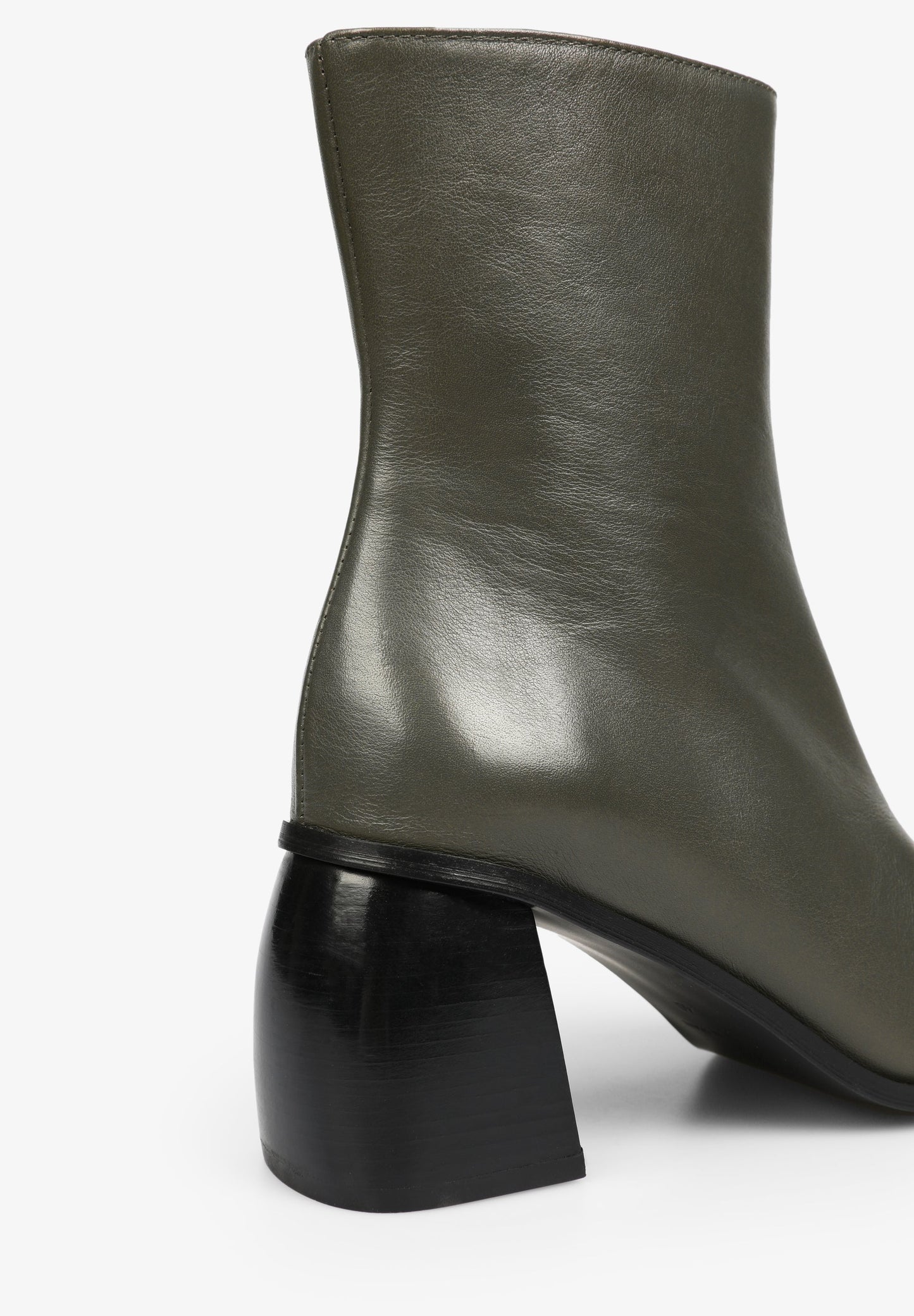 BOTINS DE TACÃO COM PORMENOR DE COSTURA