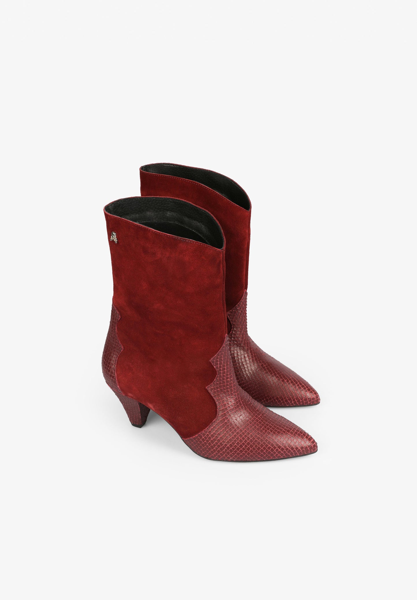 BOTAS COWBOY COM TACÃO EM BICO