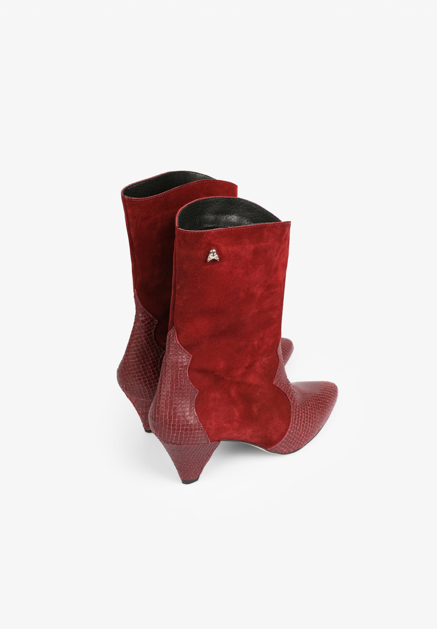 BOTAS COWBOY COM TACÃO EM BICO