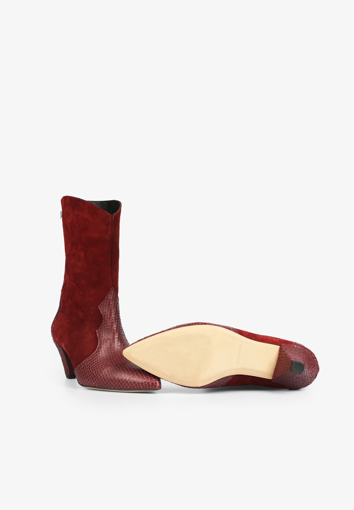 BOTAS COWBOY COM TACÃO EM BICO