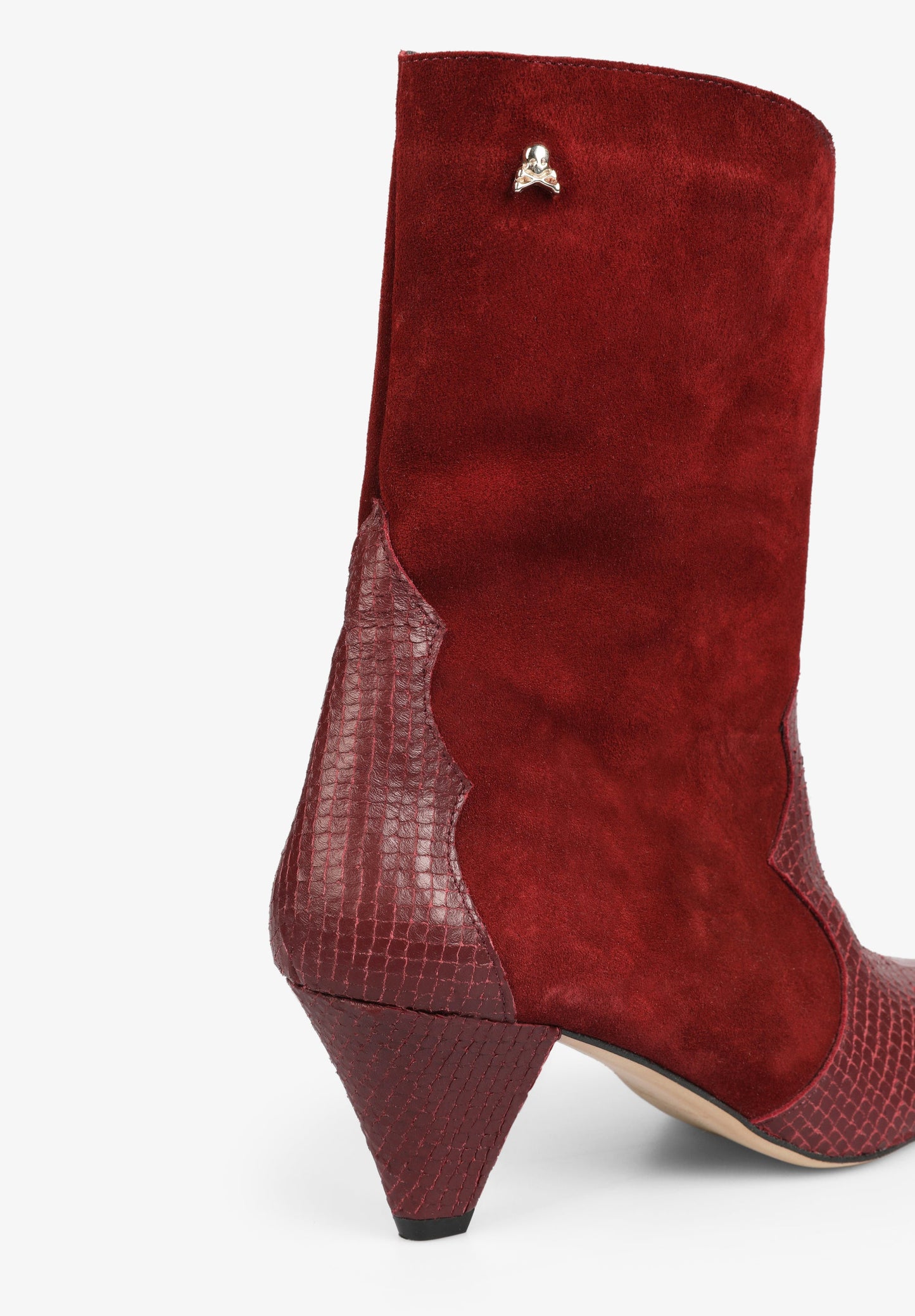 BOTAS COWBOY COM TACÃO EM BICO