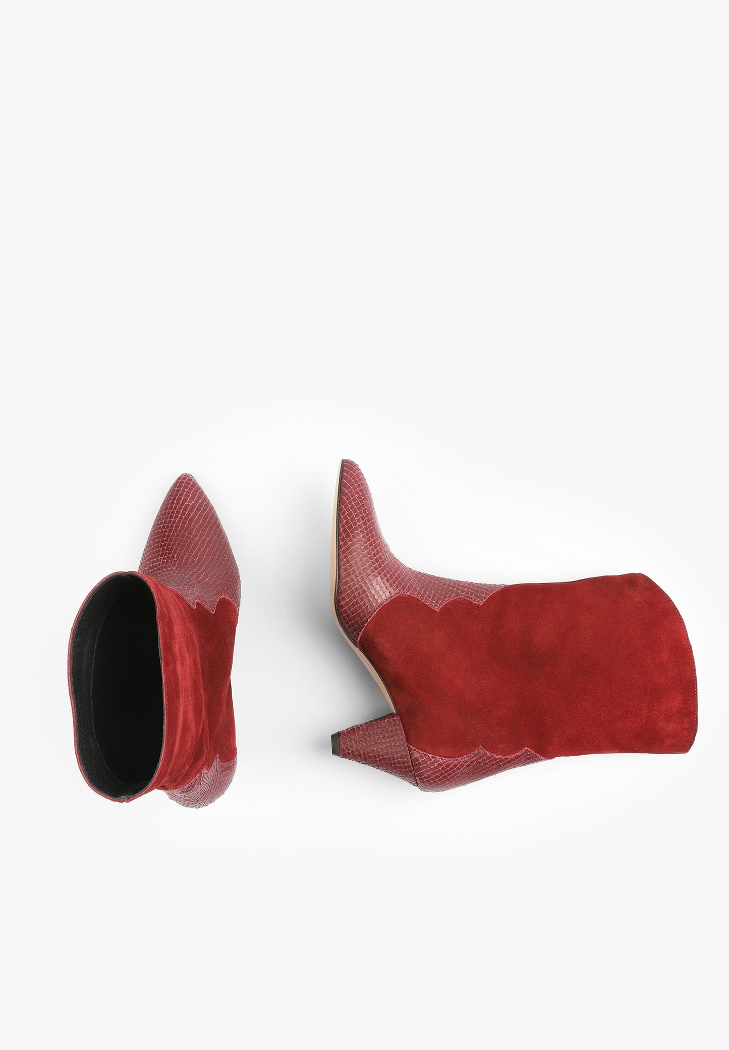 BOTAS COWBOY COM TACÃO EM BICO