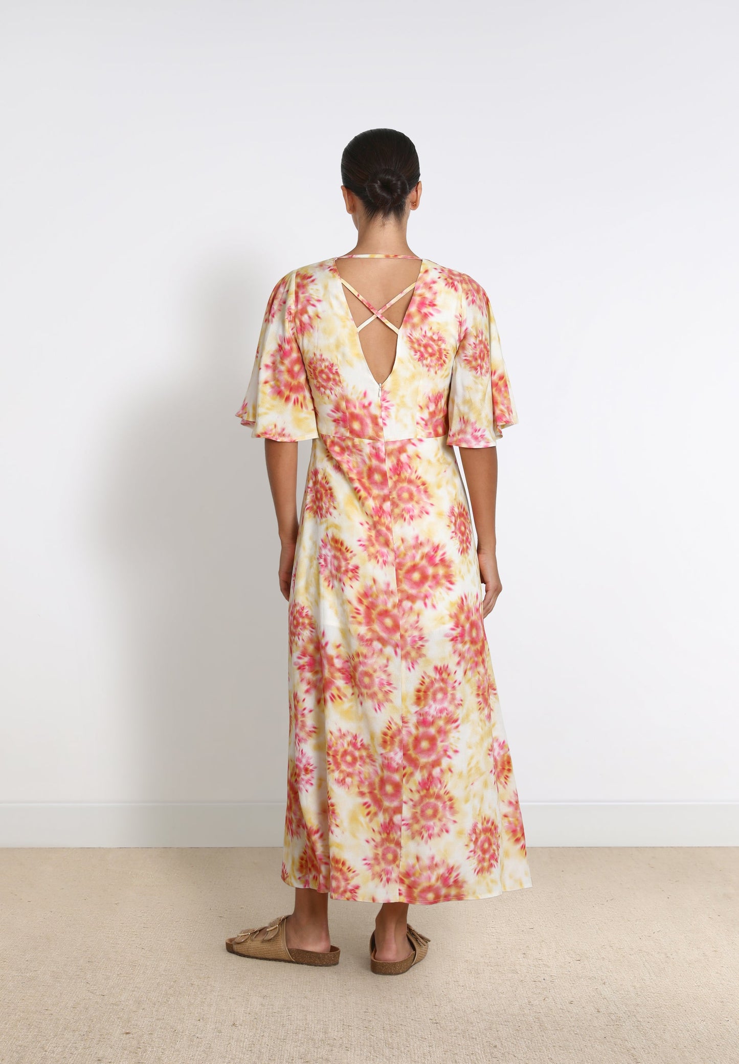 VESTIDO ACETINADO COM PORMENOR ATRÁS