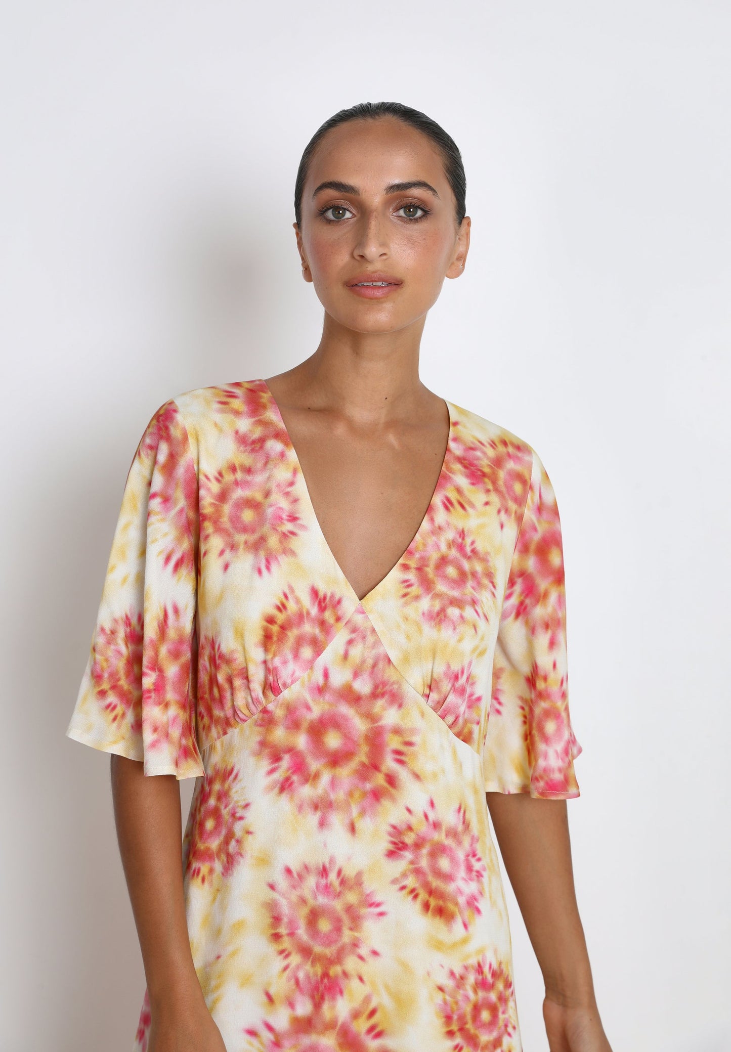 VESTIDO ACETINADO COM PORMENOR ATRÁS