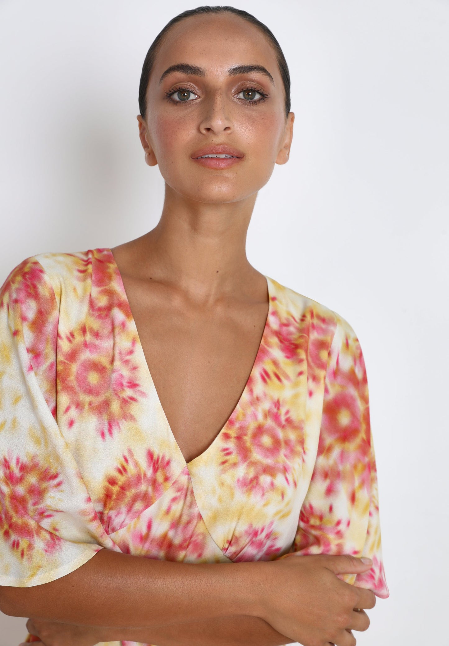 VESTIDO ACETINADO COM PORMENOR ATRÁS