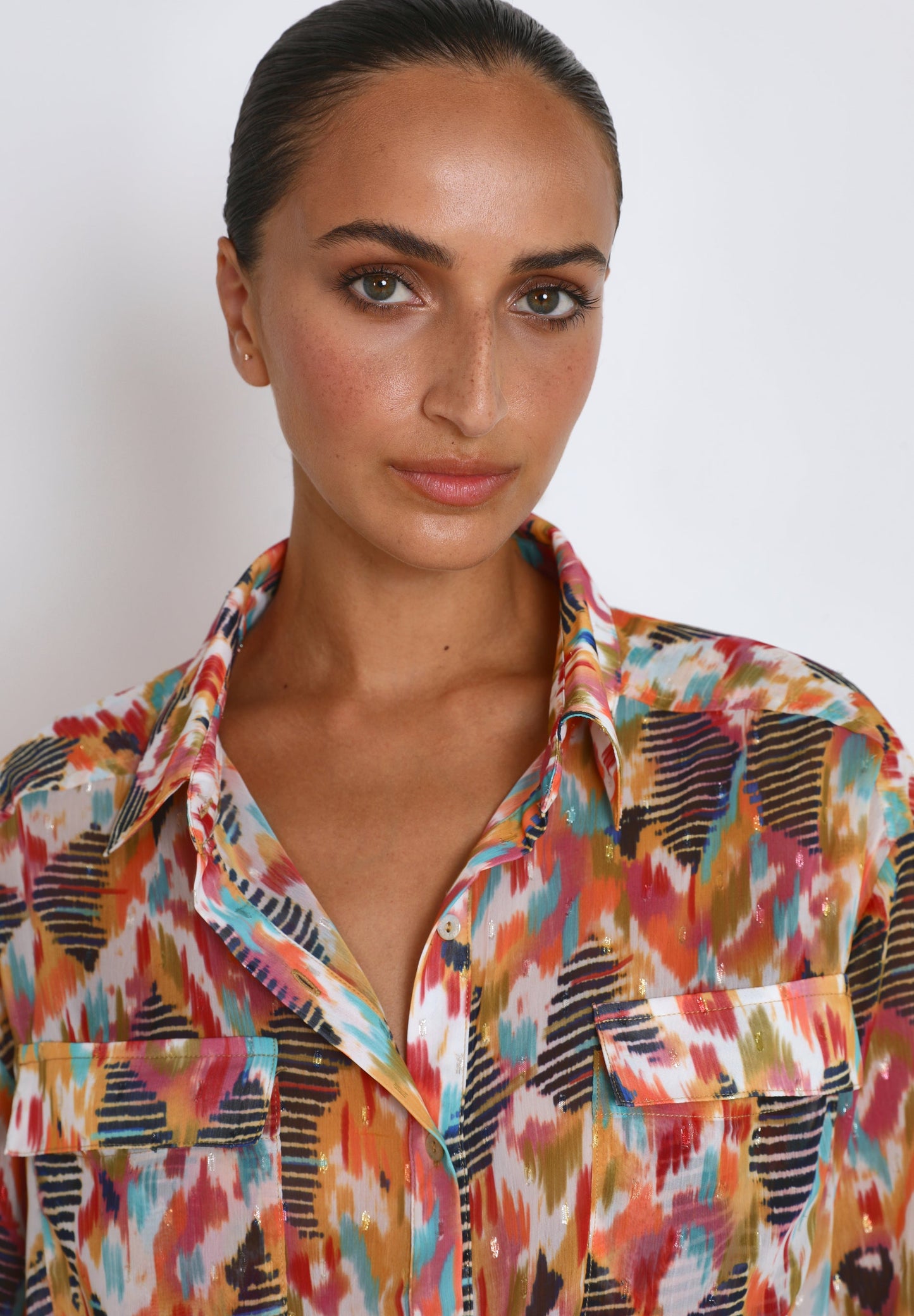 CAMISA COM PADRÃO E NÓ