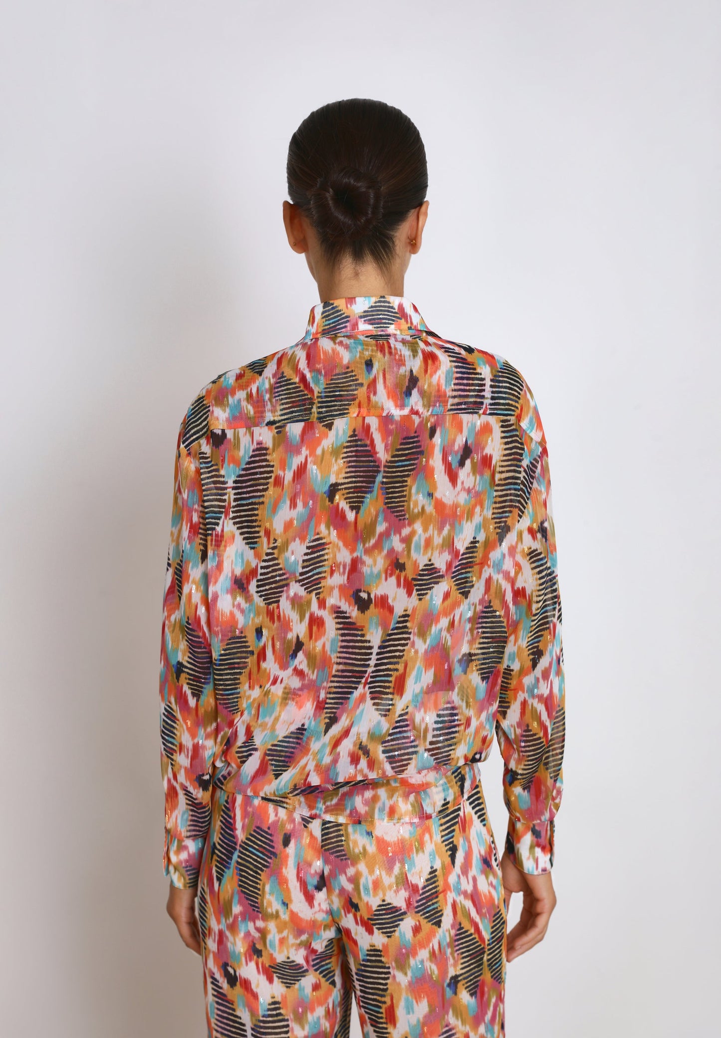 CAMISA COM PADRÃO E NÓ