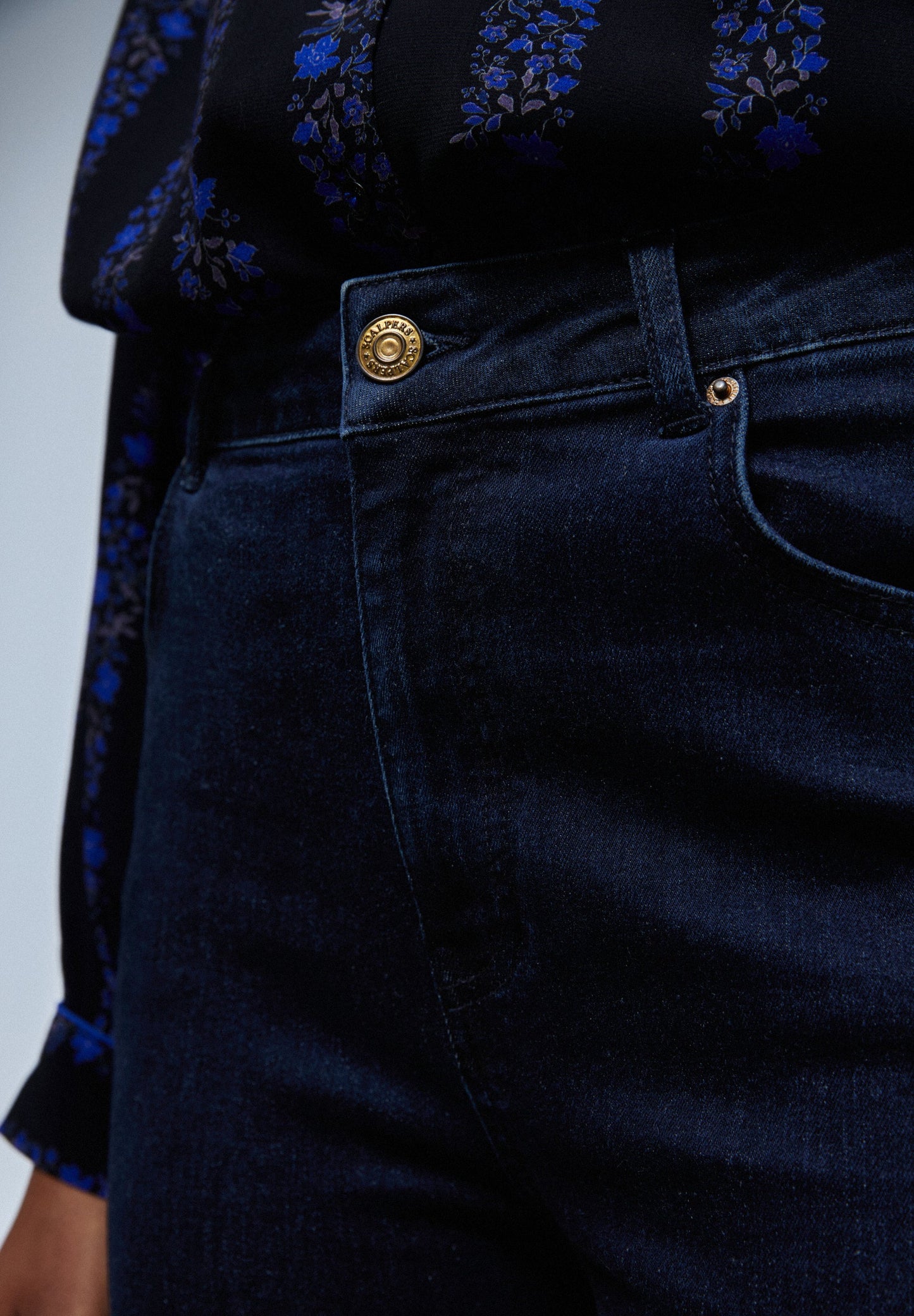 JEANS BOOTCUT COM ABERTURAS