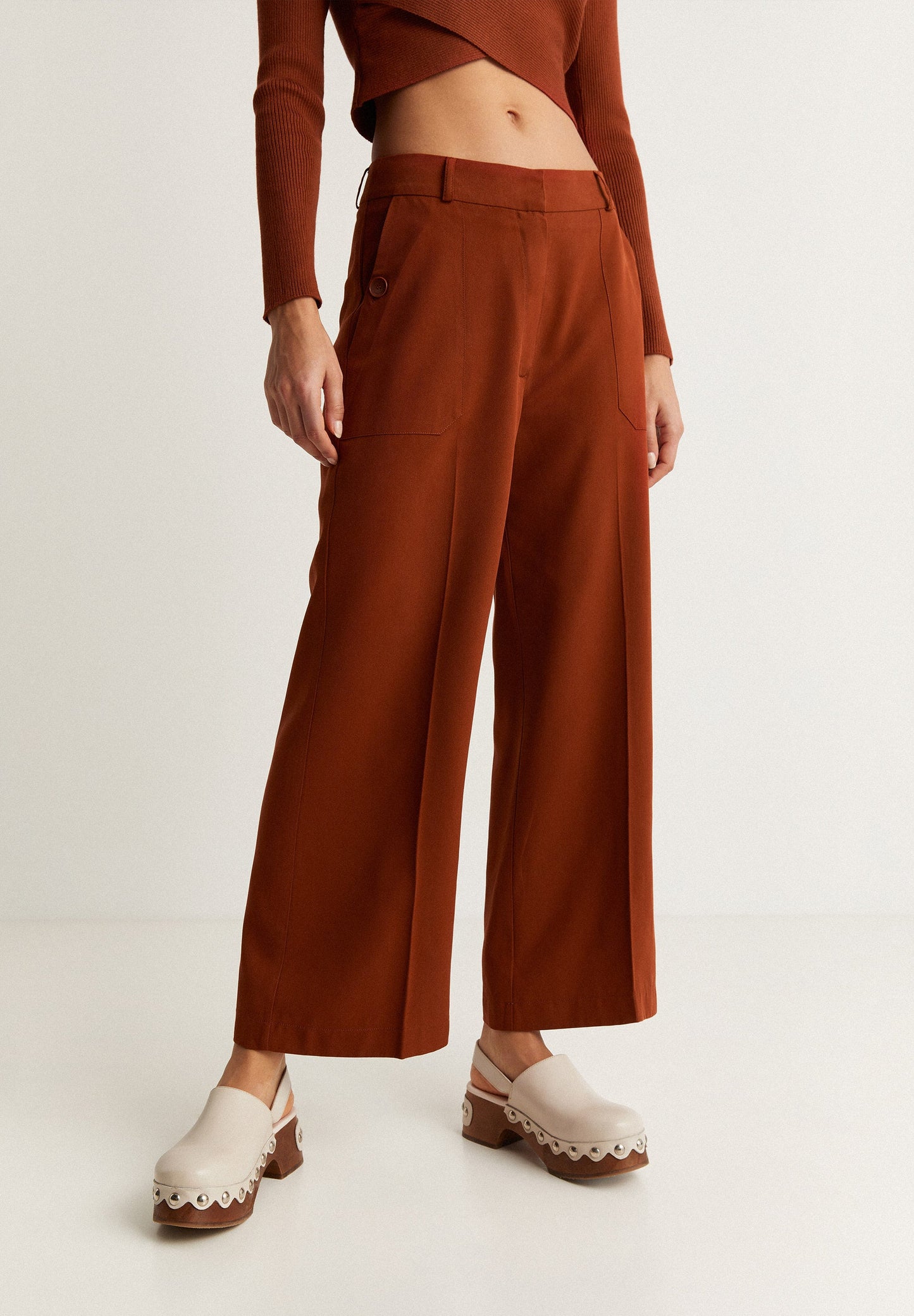 CALÇAS CULOTTES COM BOLSO E BOTÃO