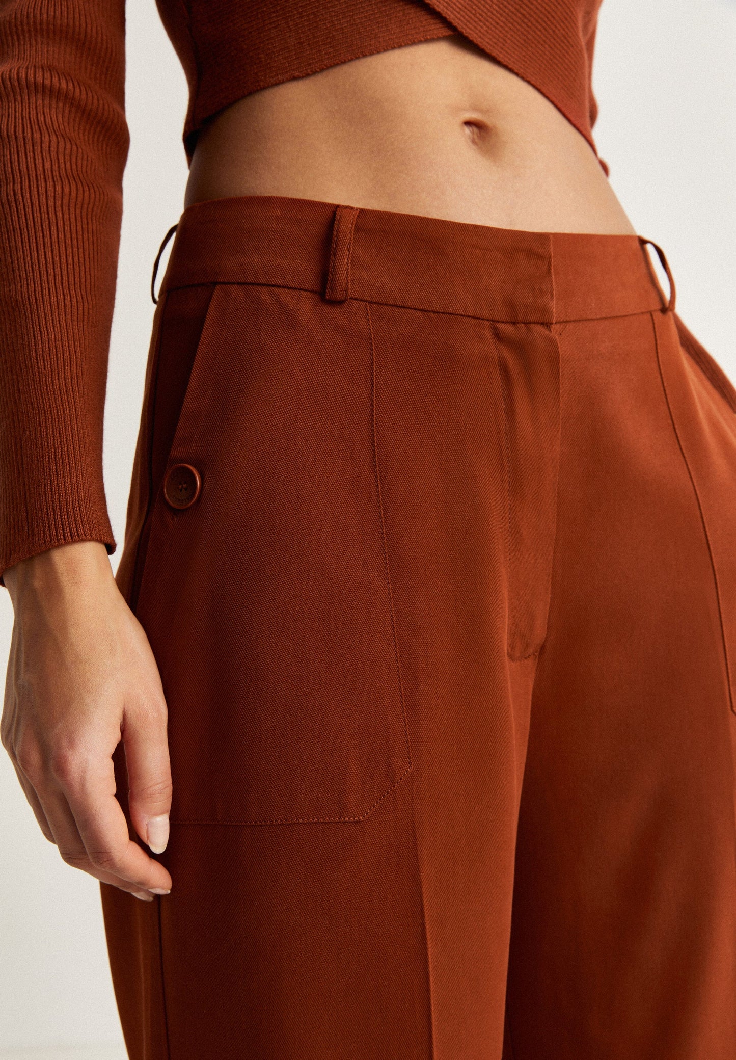 CALÇAS CULOTTES COM BOLSO E BOTÃO