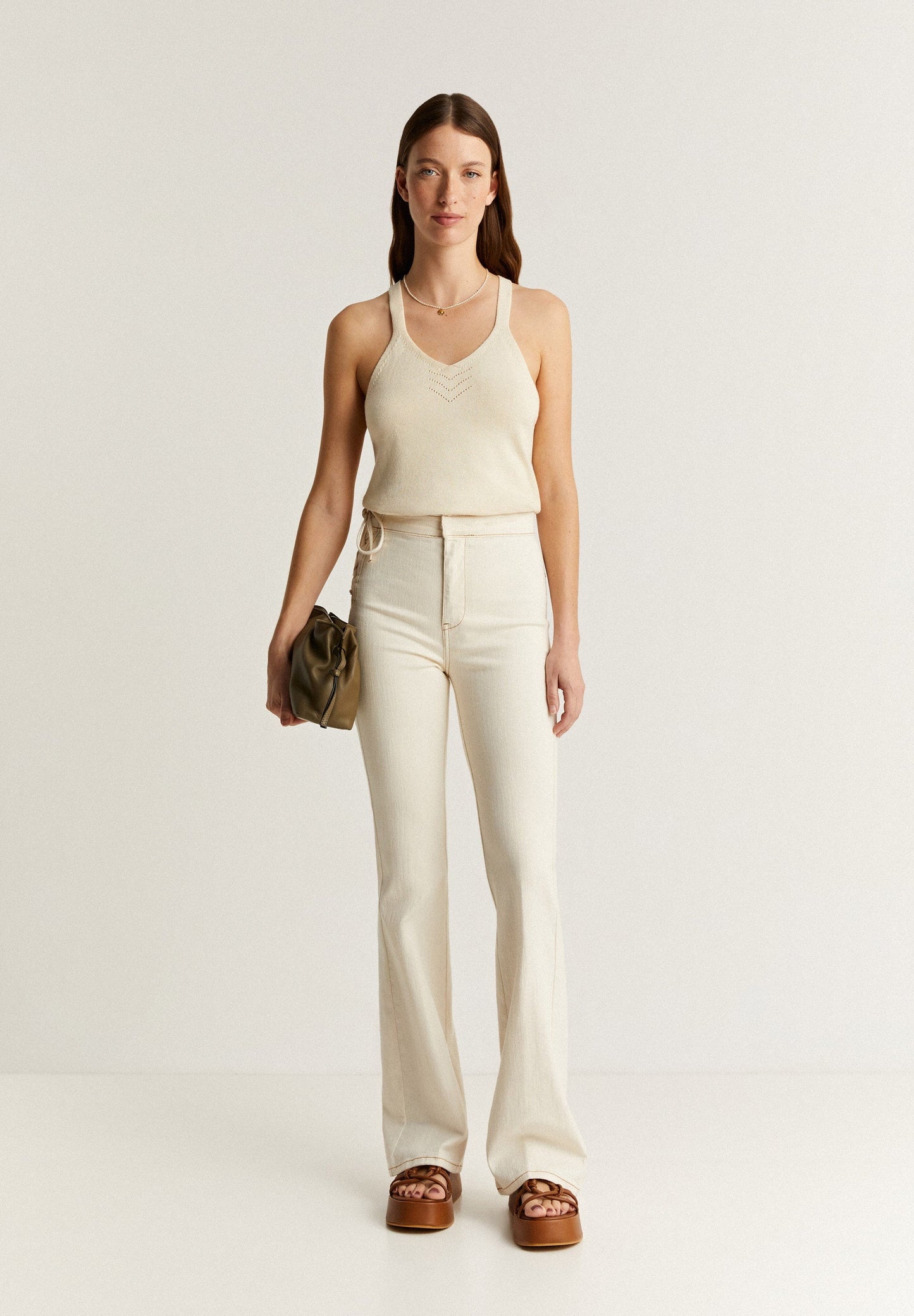 JEANS BOOTCUT COM PORMENOR DE CORDÃO