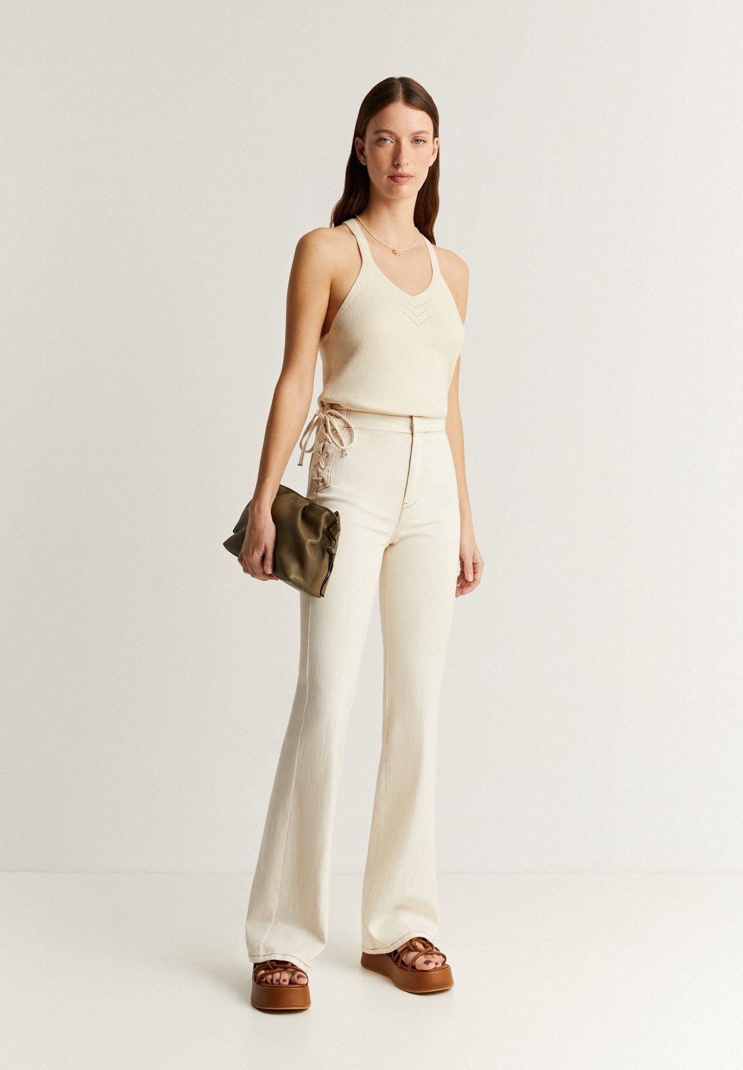 JEANS BOOTCUT COM PORMENOR DE CORDÃO