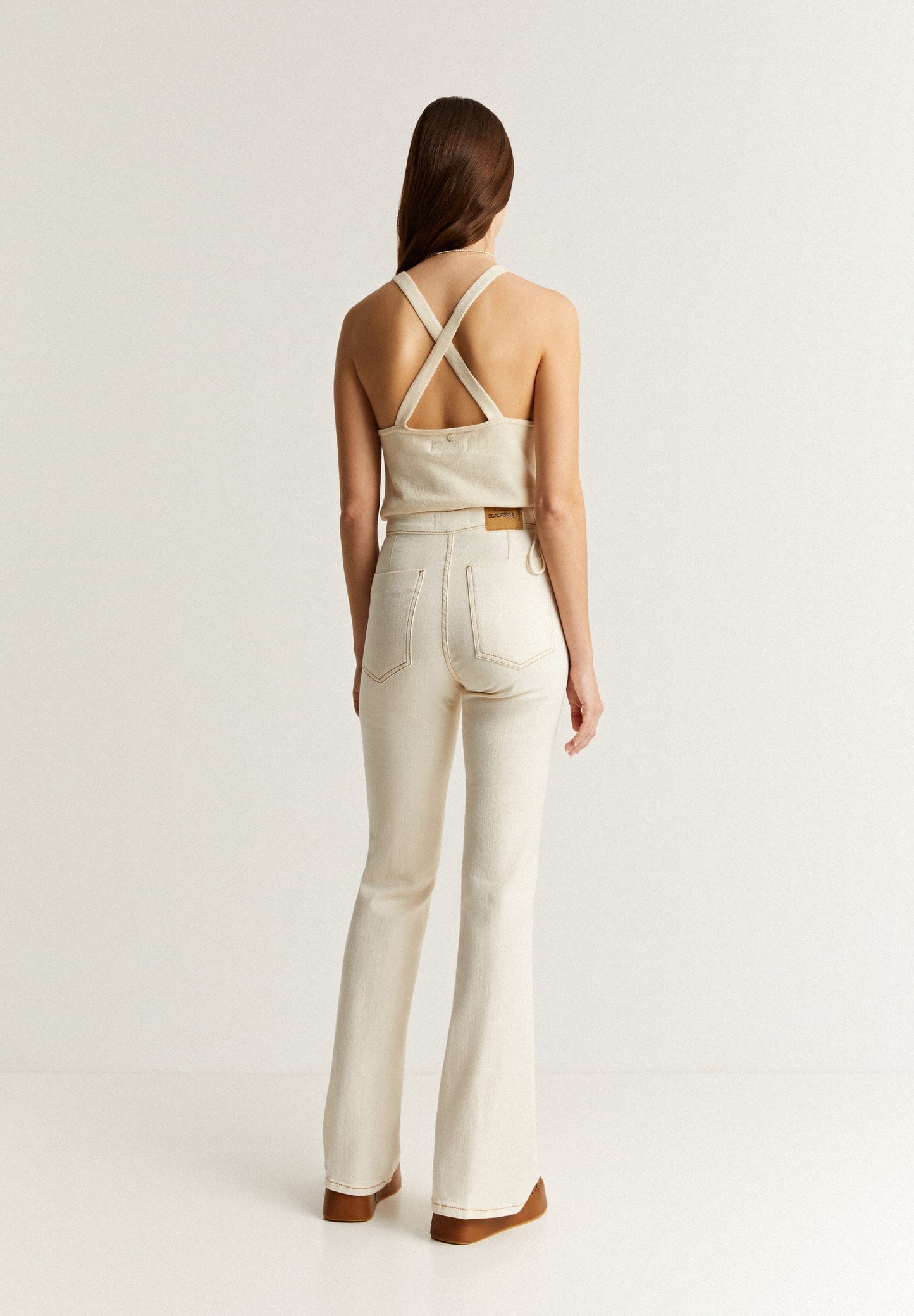 JEANS BOOTCUT COM PORMENOR DE CORDÃO