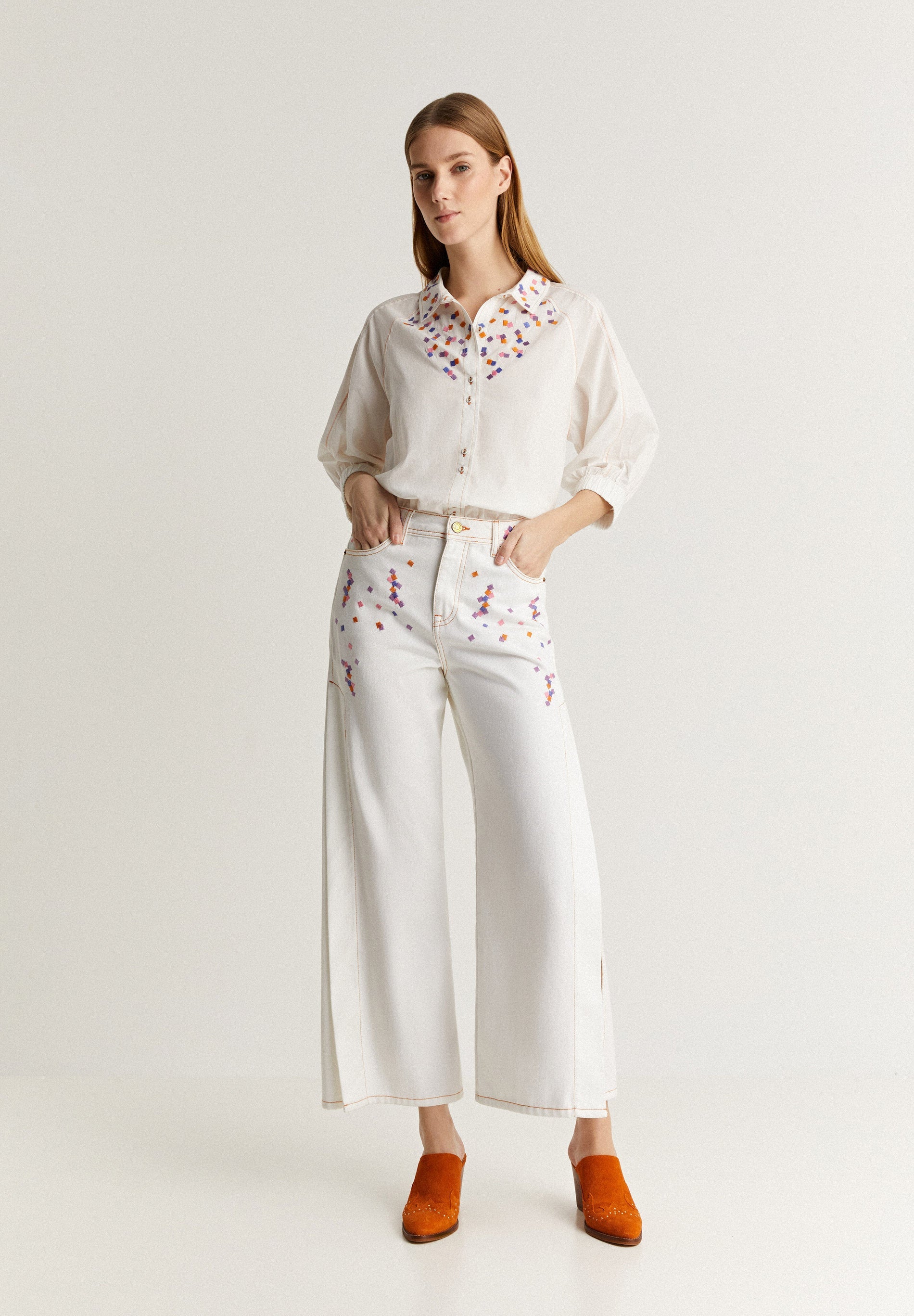 JEANS CULOTTES COM PORMENORES BORDADOS