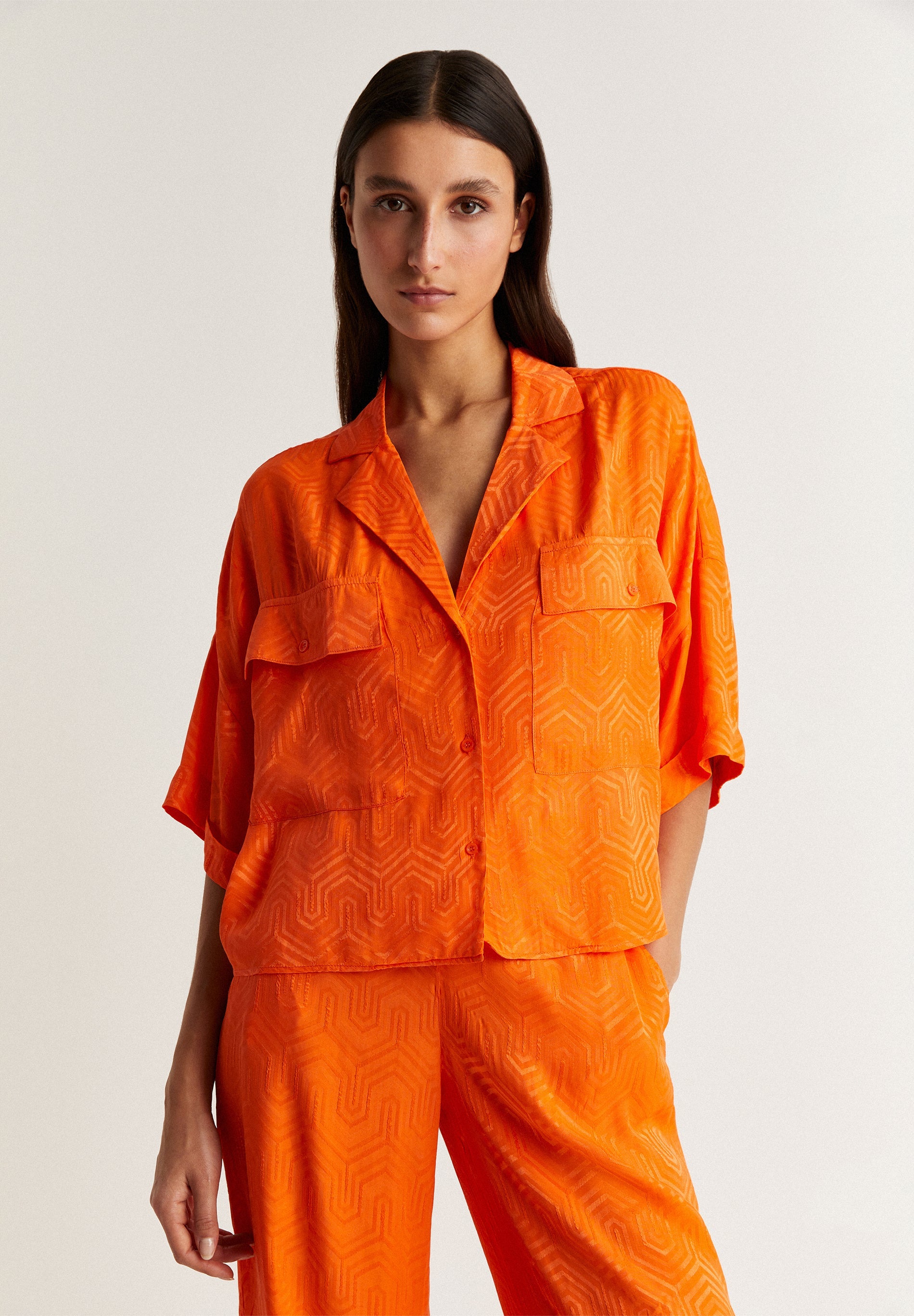 CAMISA ESTILO PIJAMA PORMENORES GEOMÉTRICOS