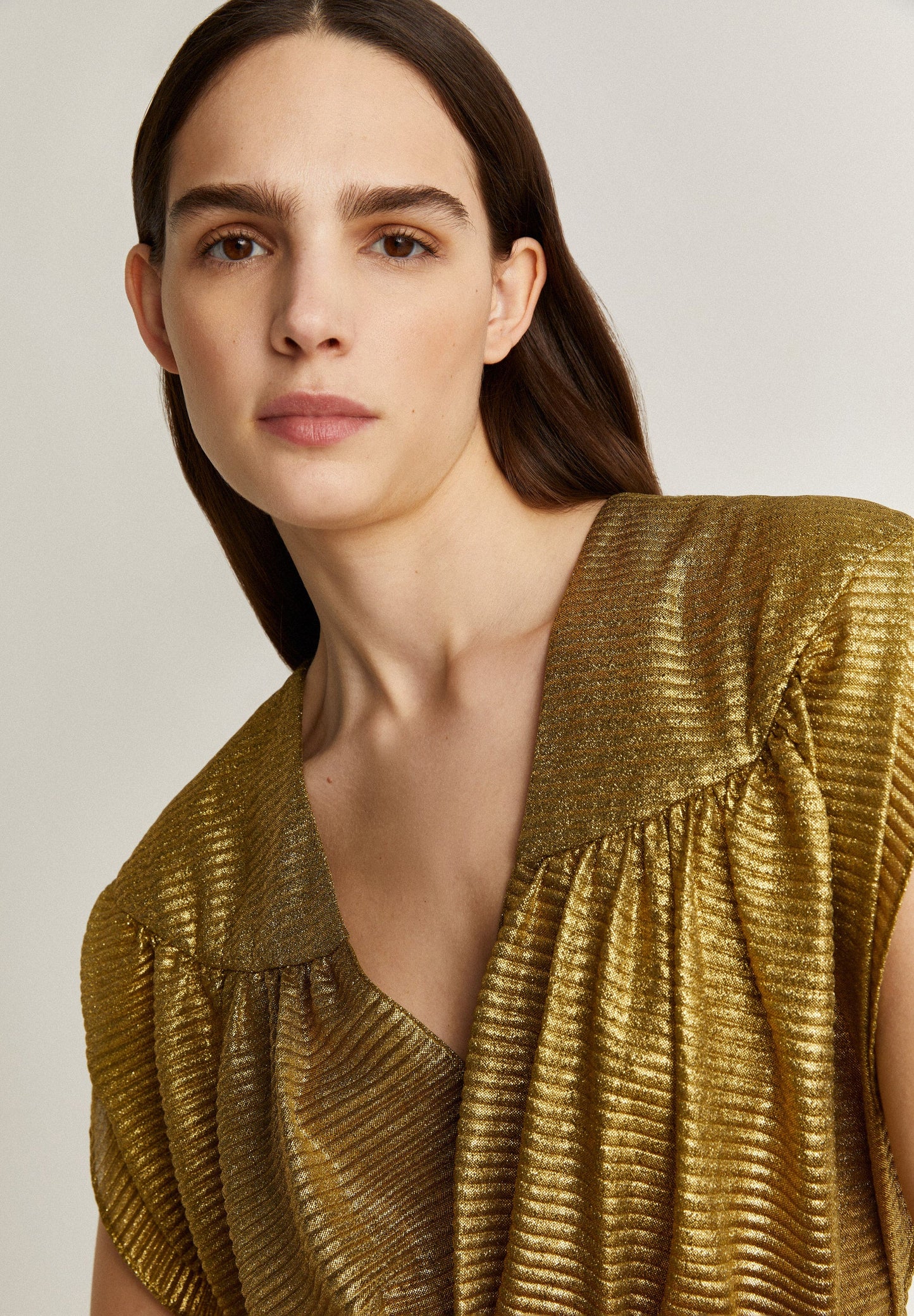 VESTIDO EM FIO METALIZADO COM NÓ