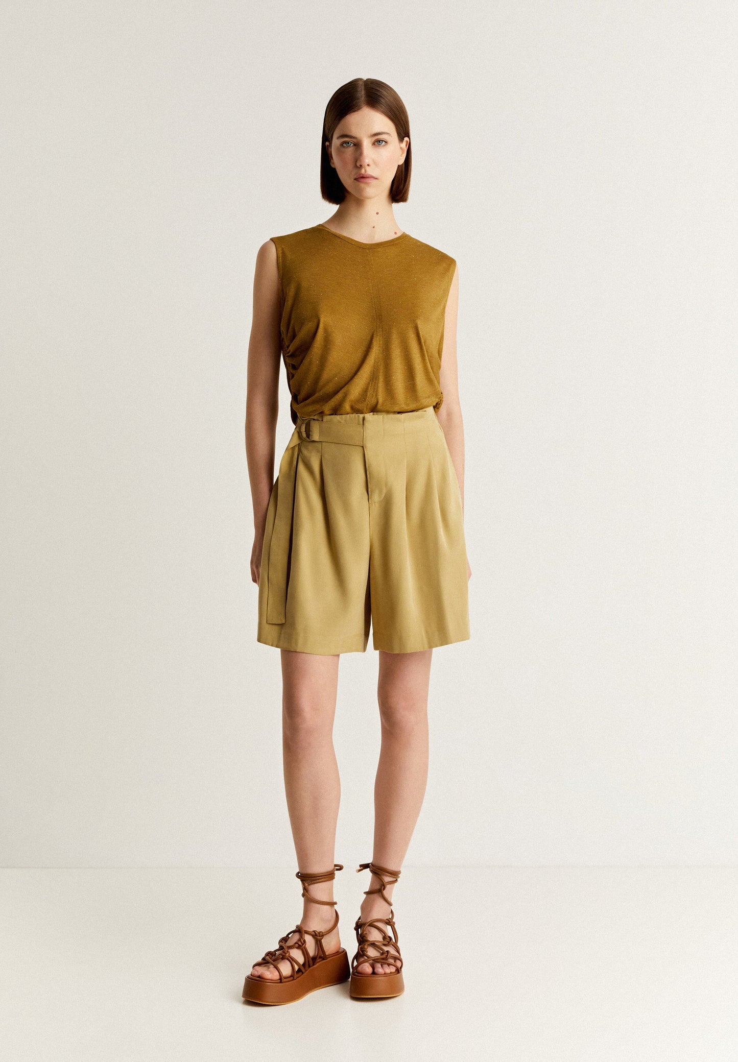 T-SHIRT EM FIO METALIZADO E FRANZIDO LATERAL