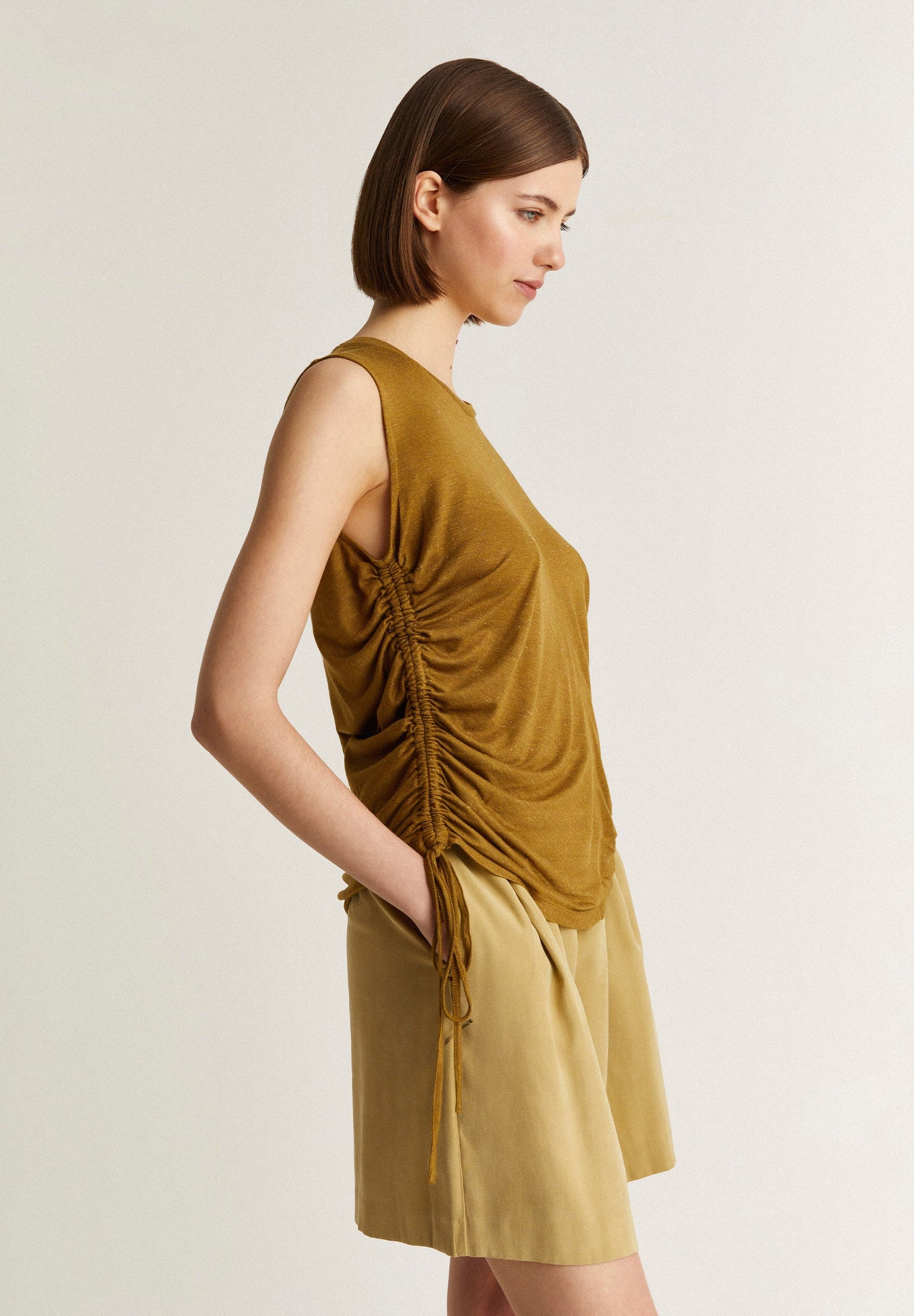 T-SHIRT EM FIO METALIZADO E FRANZIDO LATERAL