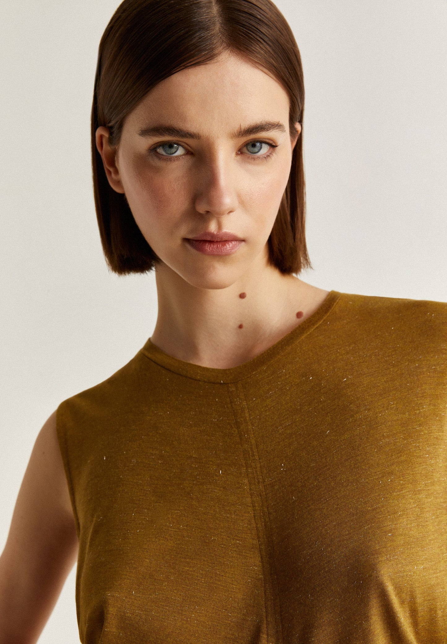 T-SHIRT EM FIO METALIZADO E FRANZIDO LATERAL