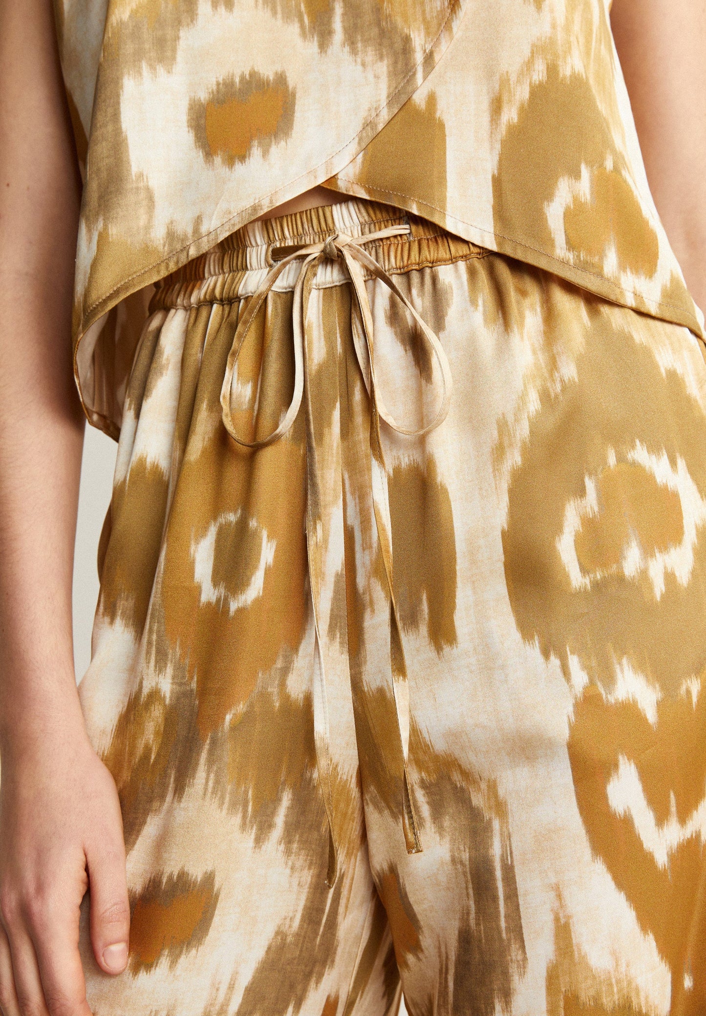 CALÇAS FLUIDAS ANIMAL PRINT