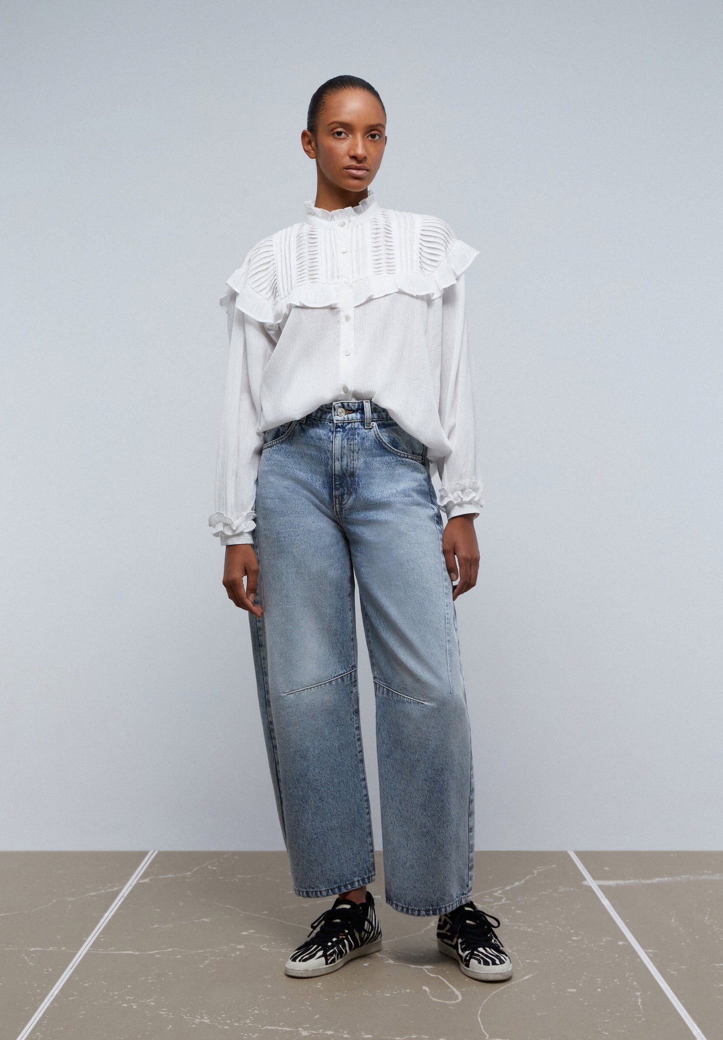JEANS WIDE LEG COM PORMENOR DE FIVELA