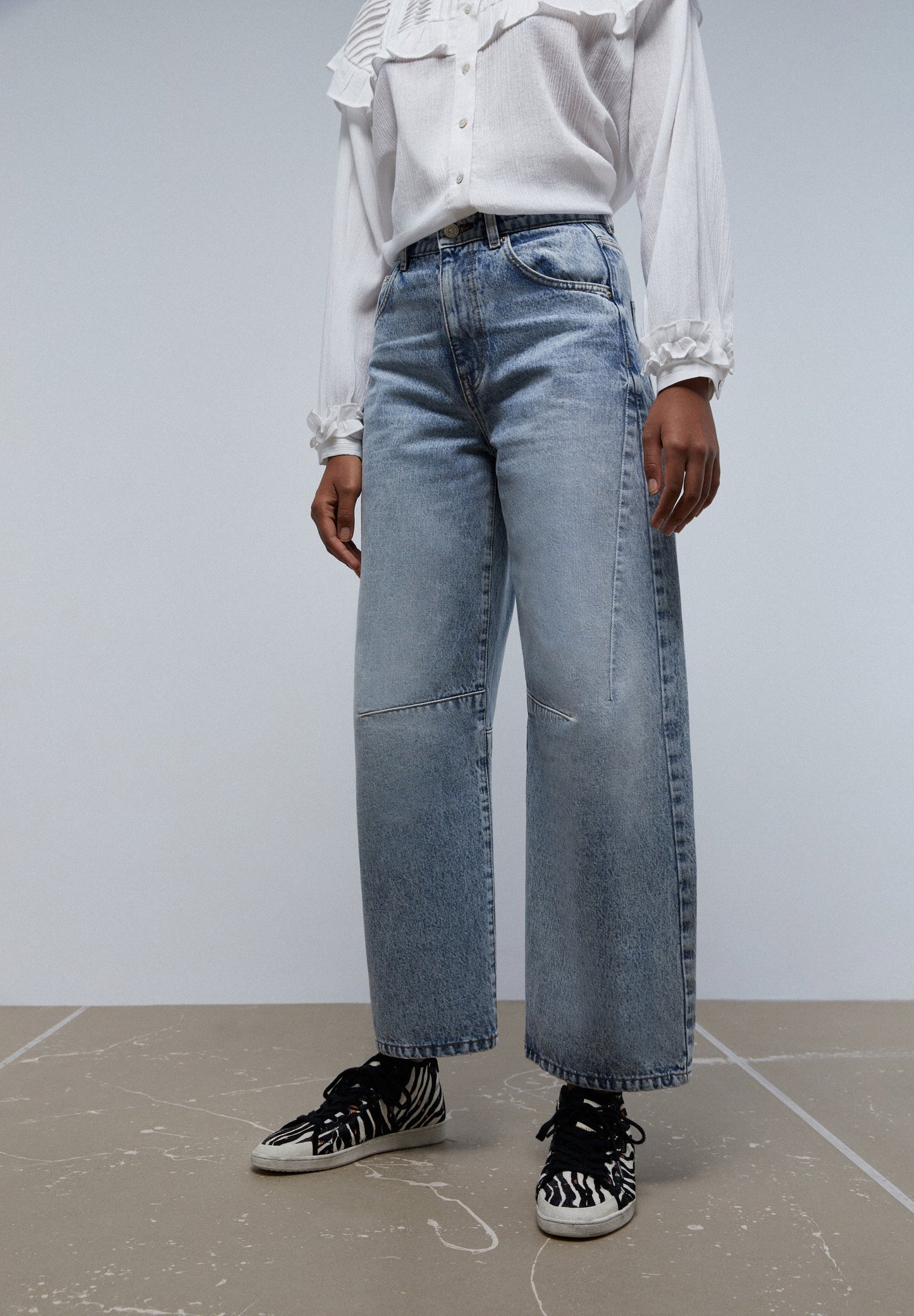 JEANS WIDE LEG COM PORMENOR DE FIVELA