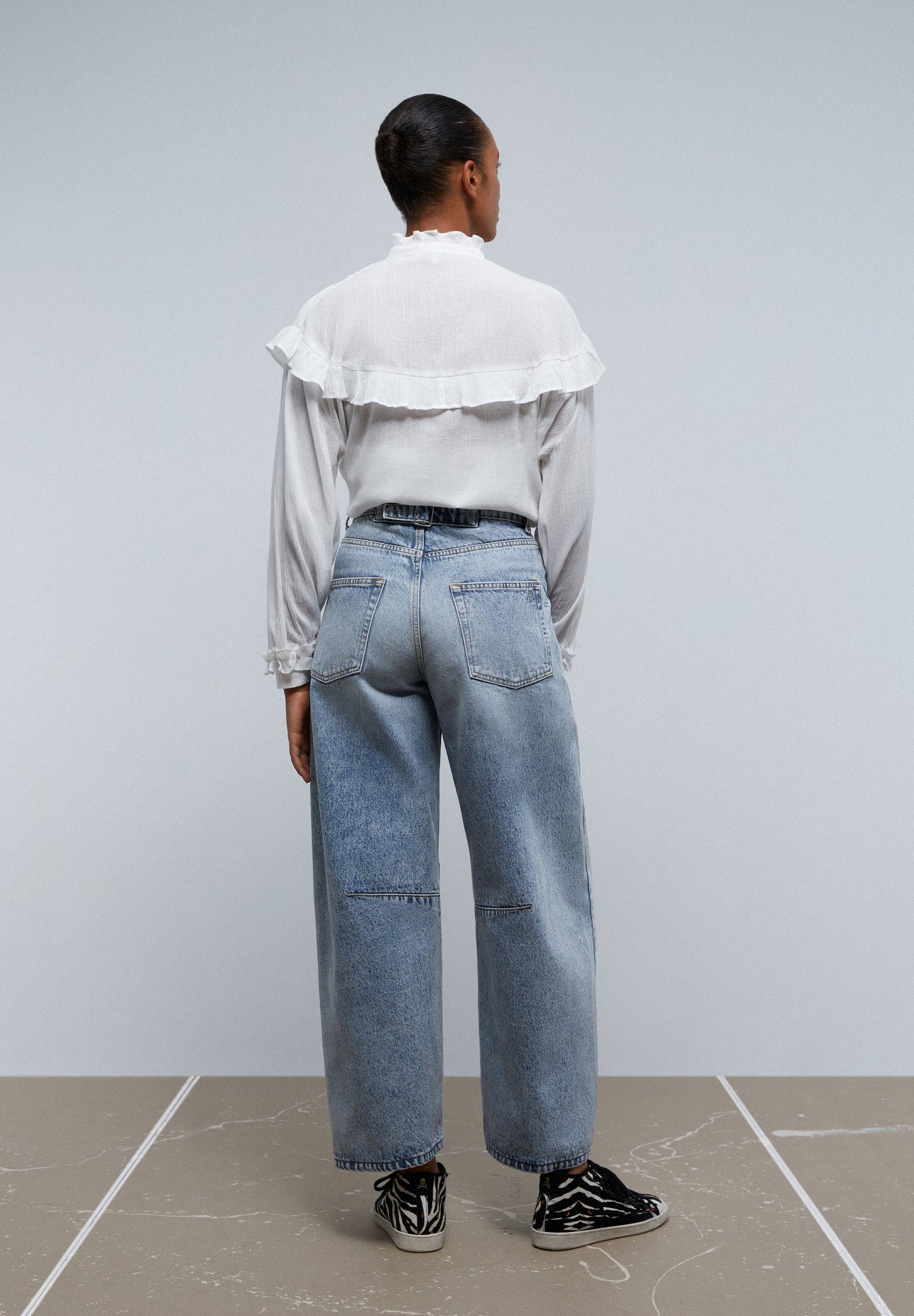 JEANS WIDE LEG COM PORMENOR DE FIVELA