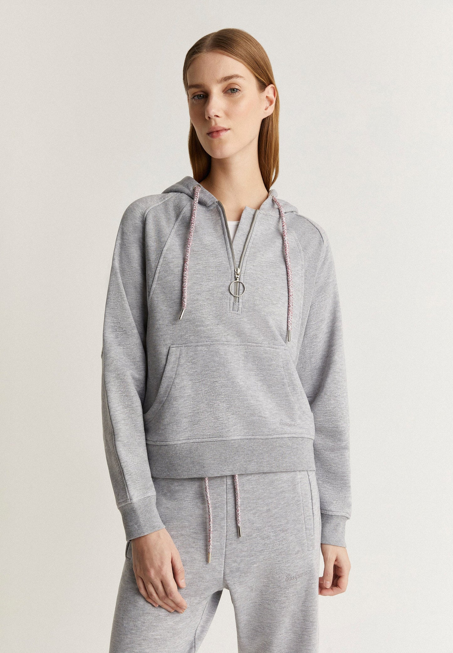SWEATSHIRT COM CAPUZ E CORDÕES