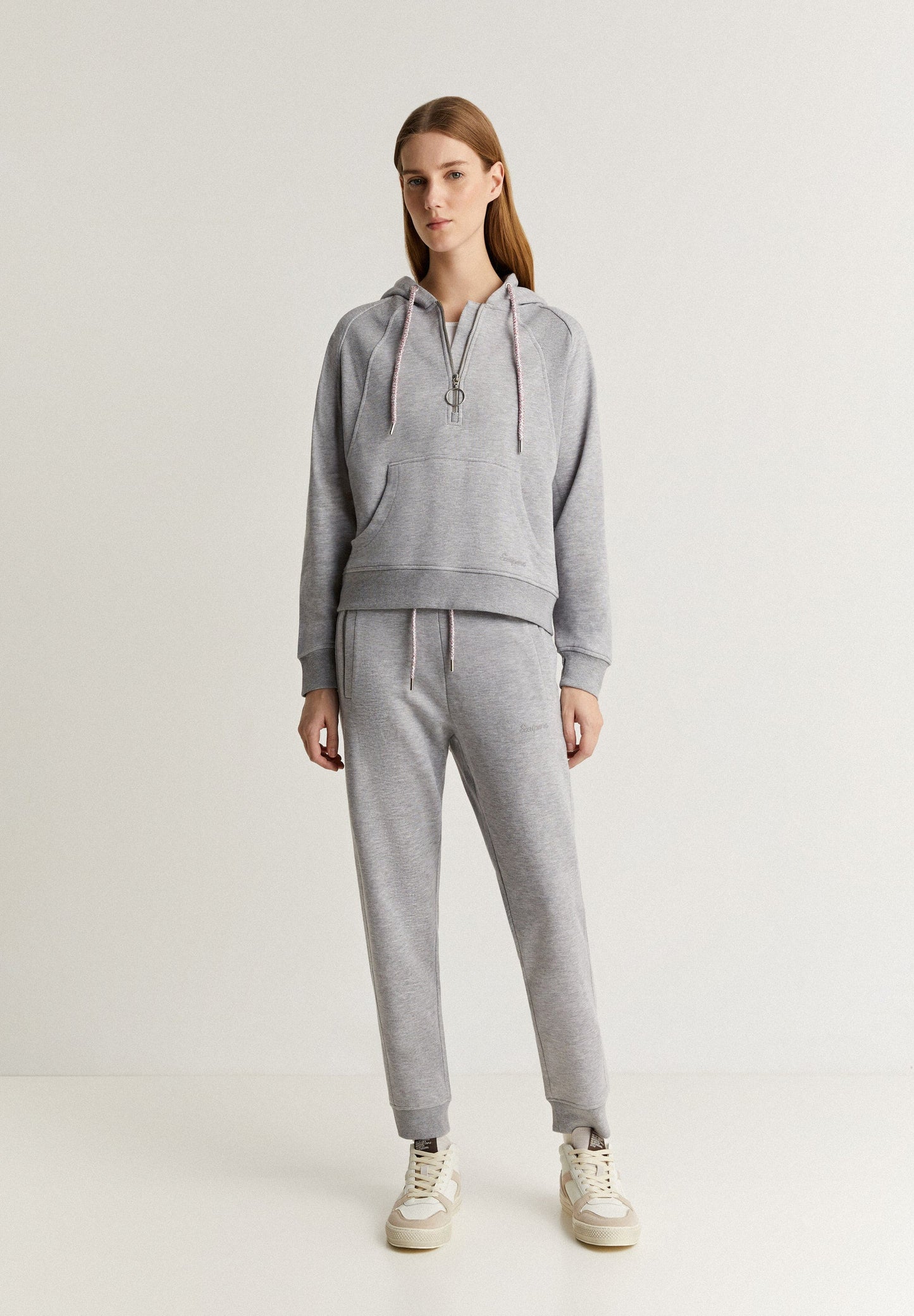 SWEATSHIRT COM CAPUZ E CORDÕES