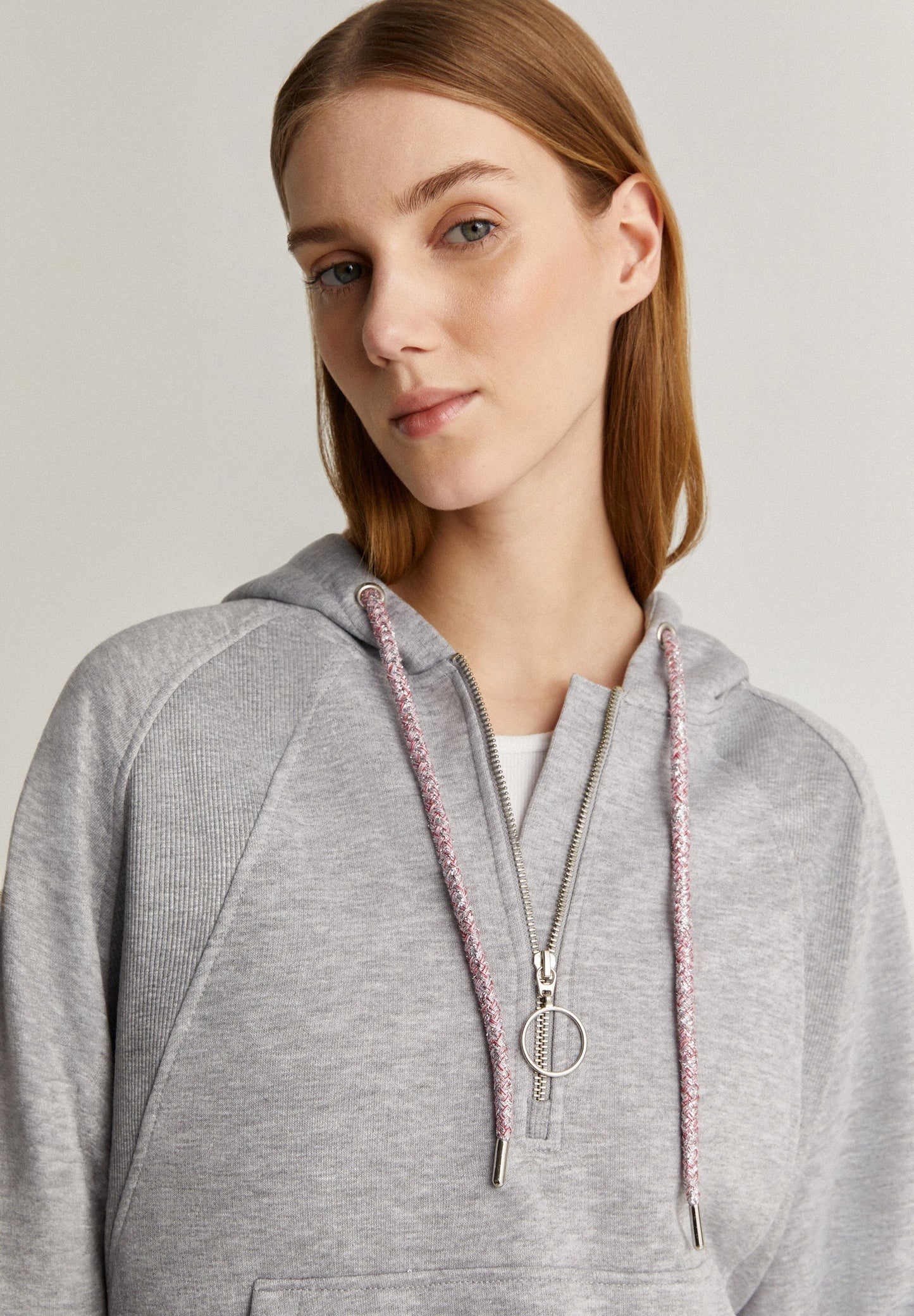 SWEATSHIRT COM CAPUZ E CORDÕES