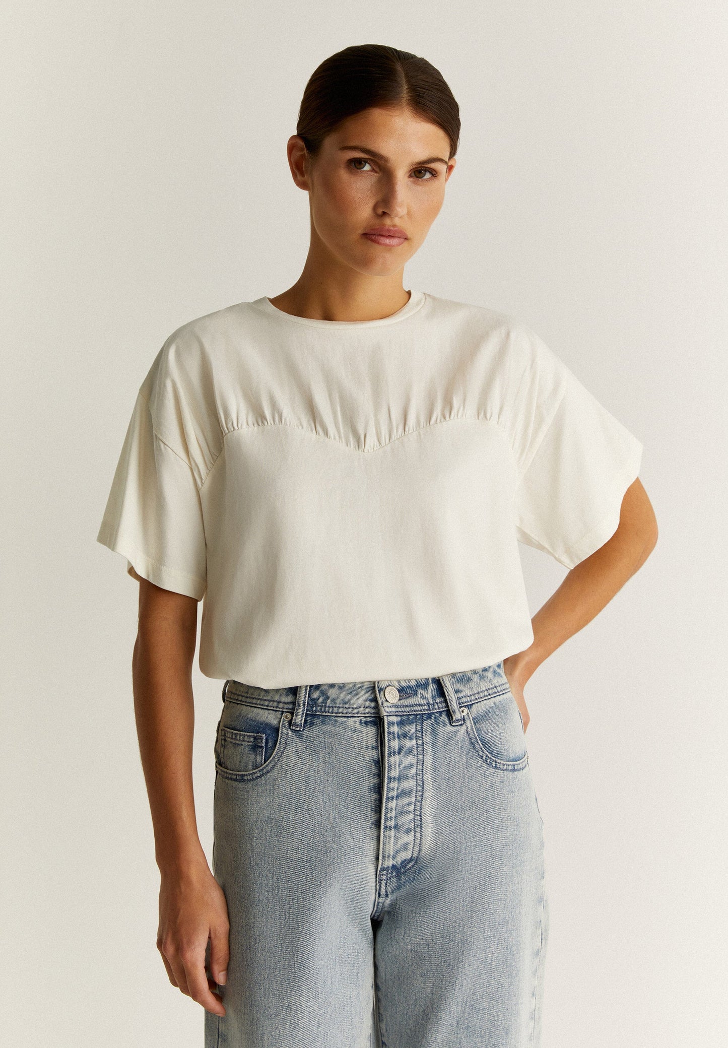 T-SHIRT COM FRANZIDOS NO PEITO