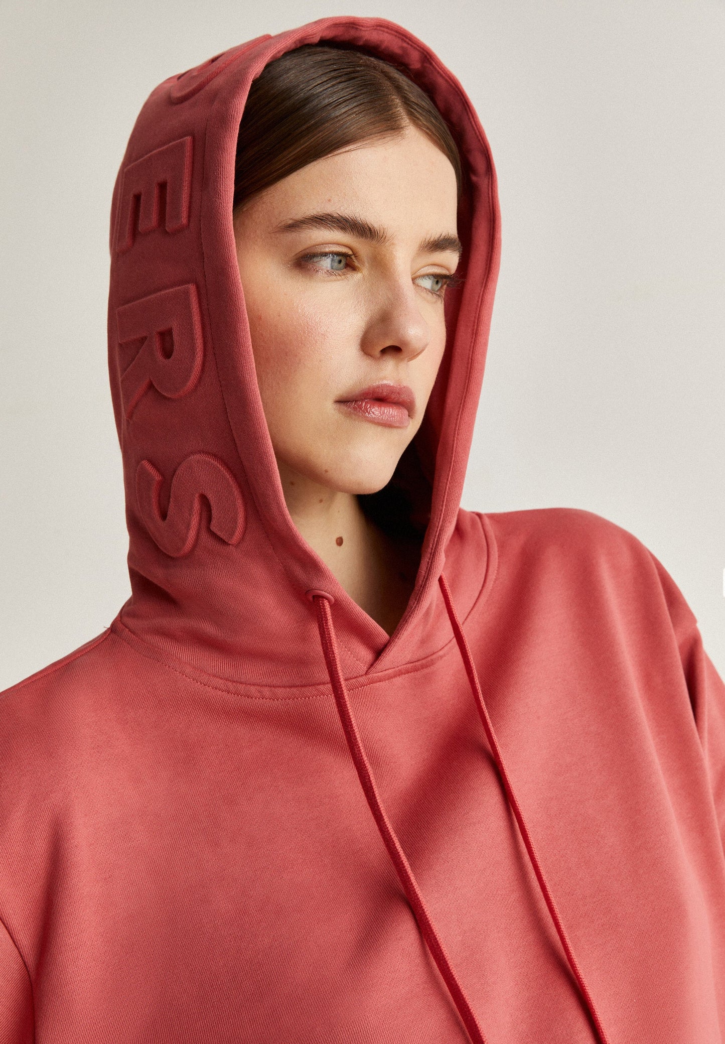 SWEATSHIRT COM CAPUZ E LOGÓTIPO EM RELEVO