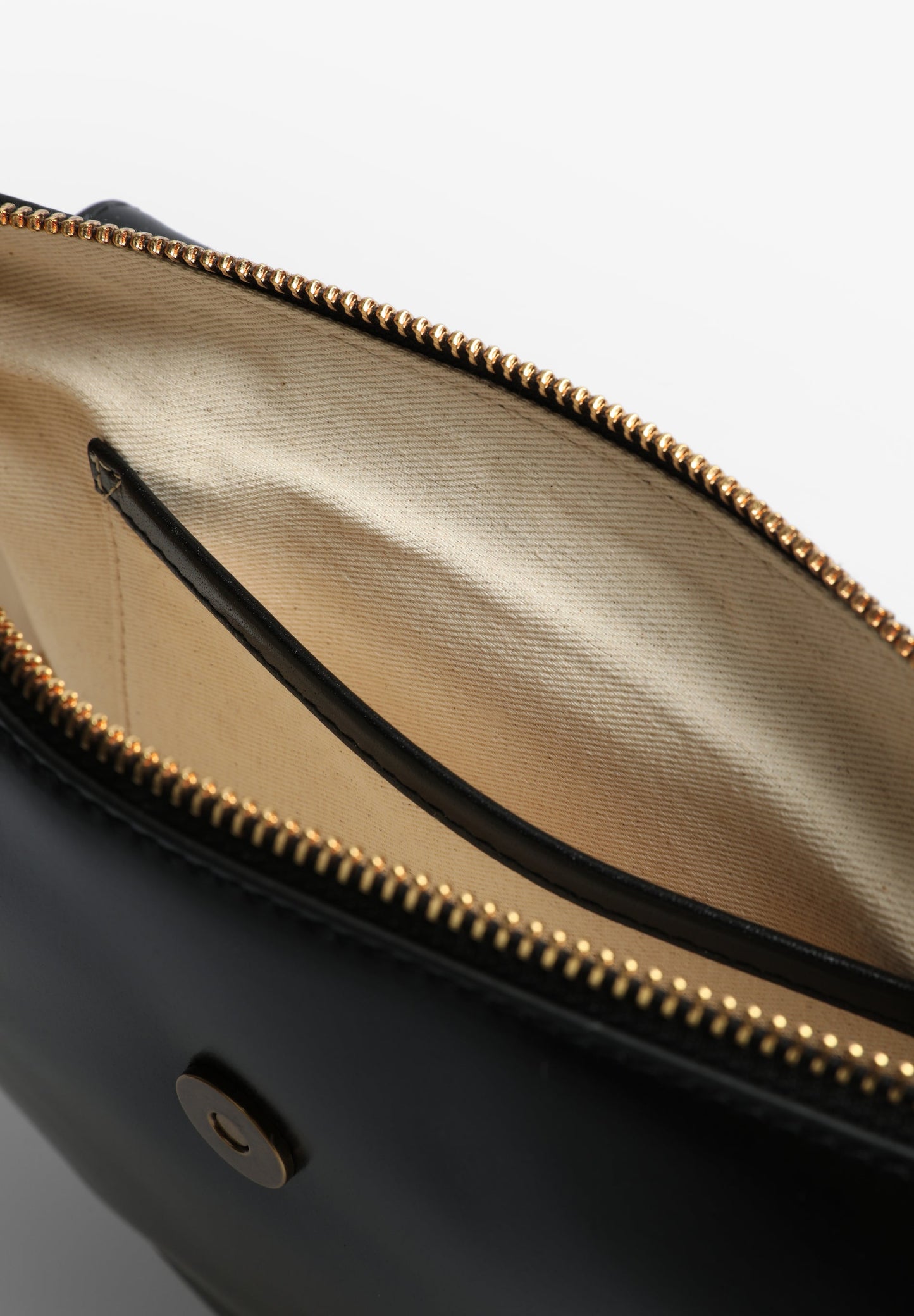 BOLSA EM PELE MEIA-LUA COM VIDROS