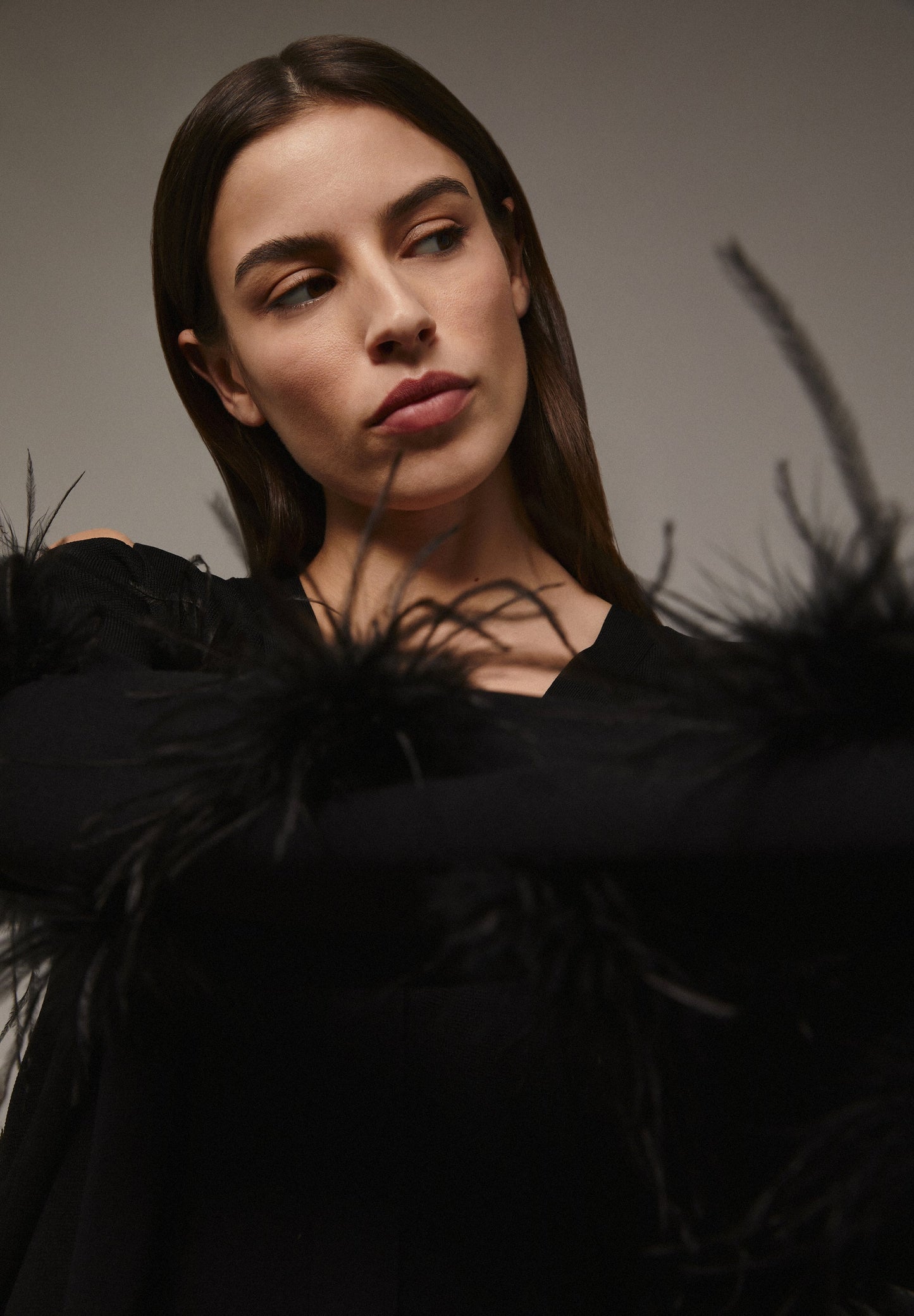 CARDIGAN COM ABERTURA NOS OMBROS COM PLUMAS