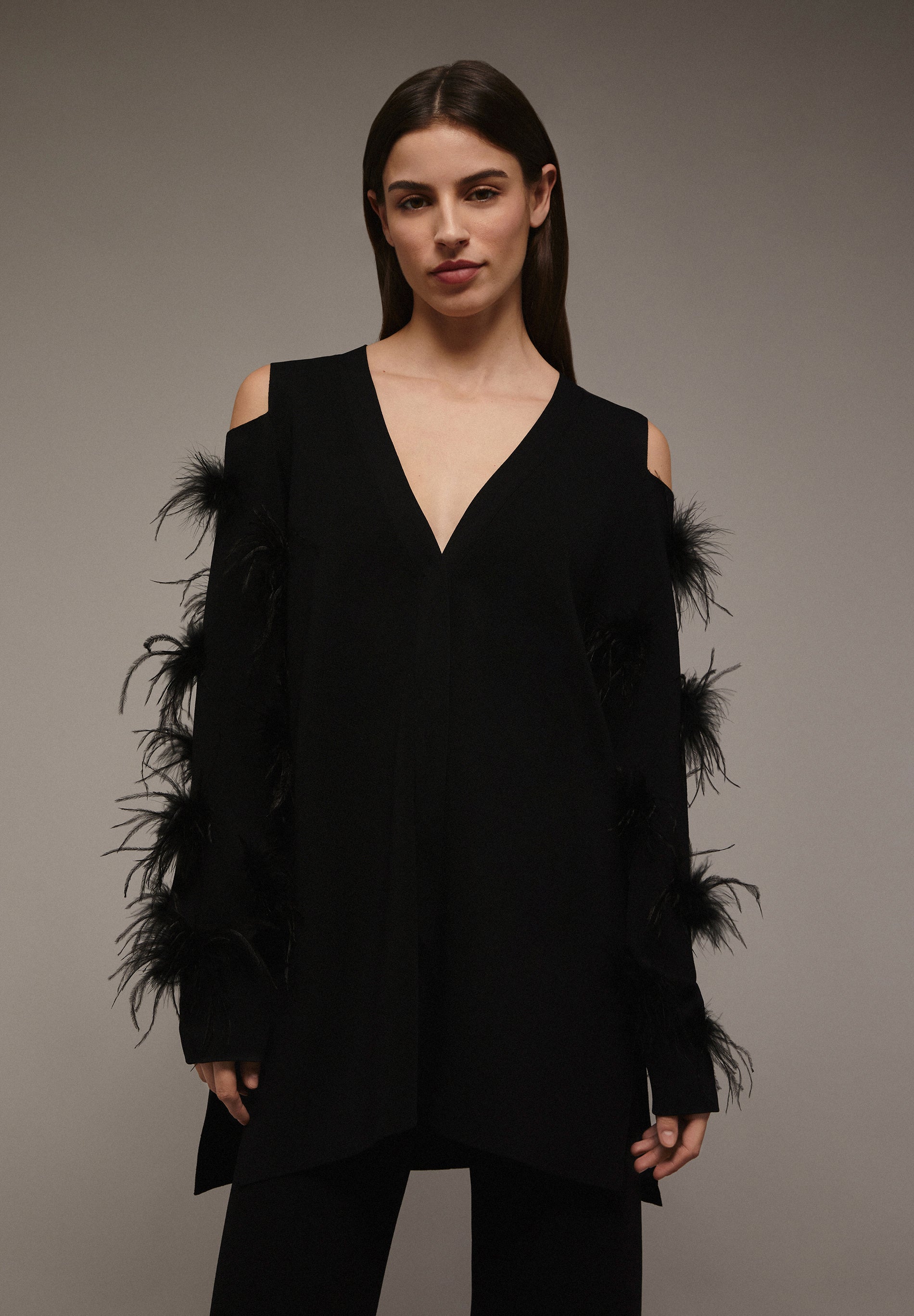 CARDIGAN COM ABERTURA NOS OMBROS COM PLUMAS