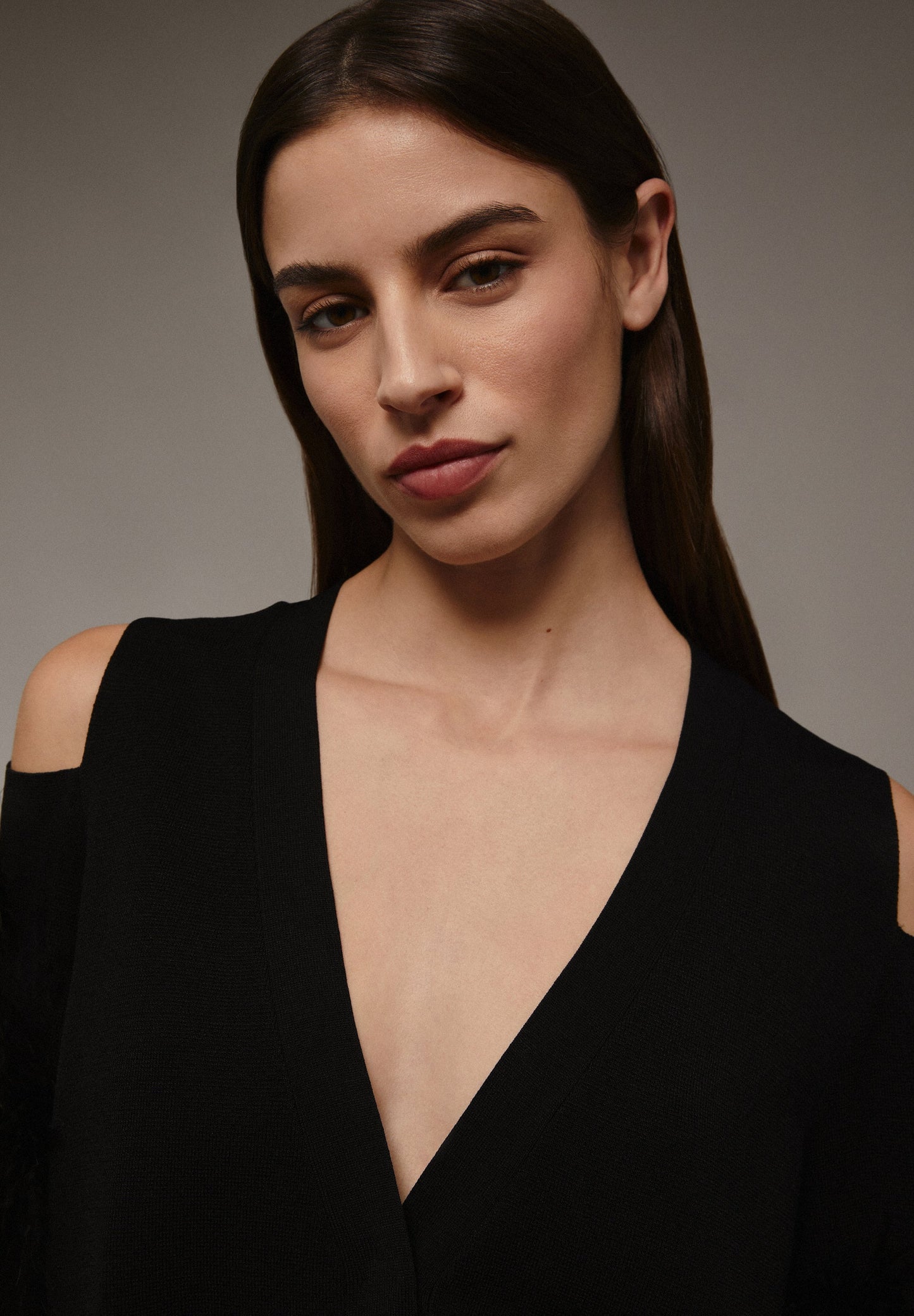 CARDIGAN COM ABERTURA NOS OMBROS COM PLUMAS