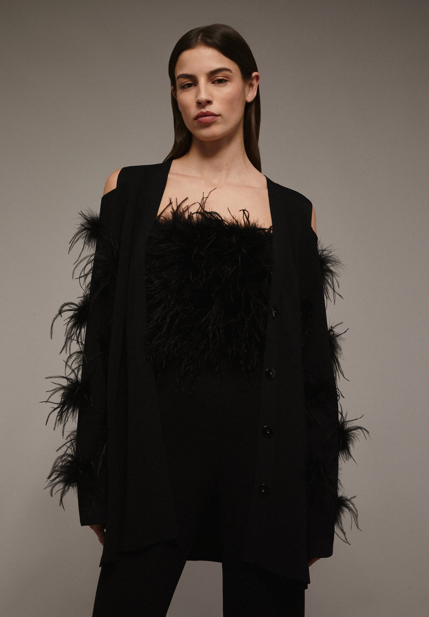 CARDIGAN COM ABERTURA NOS OMBROS COM PLUMAS