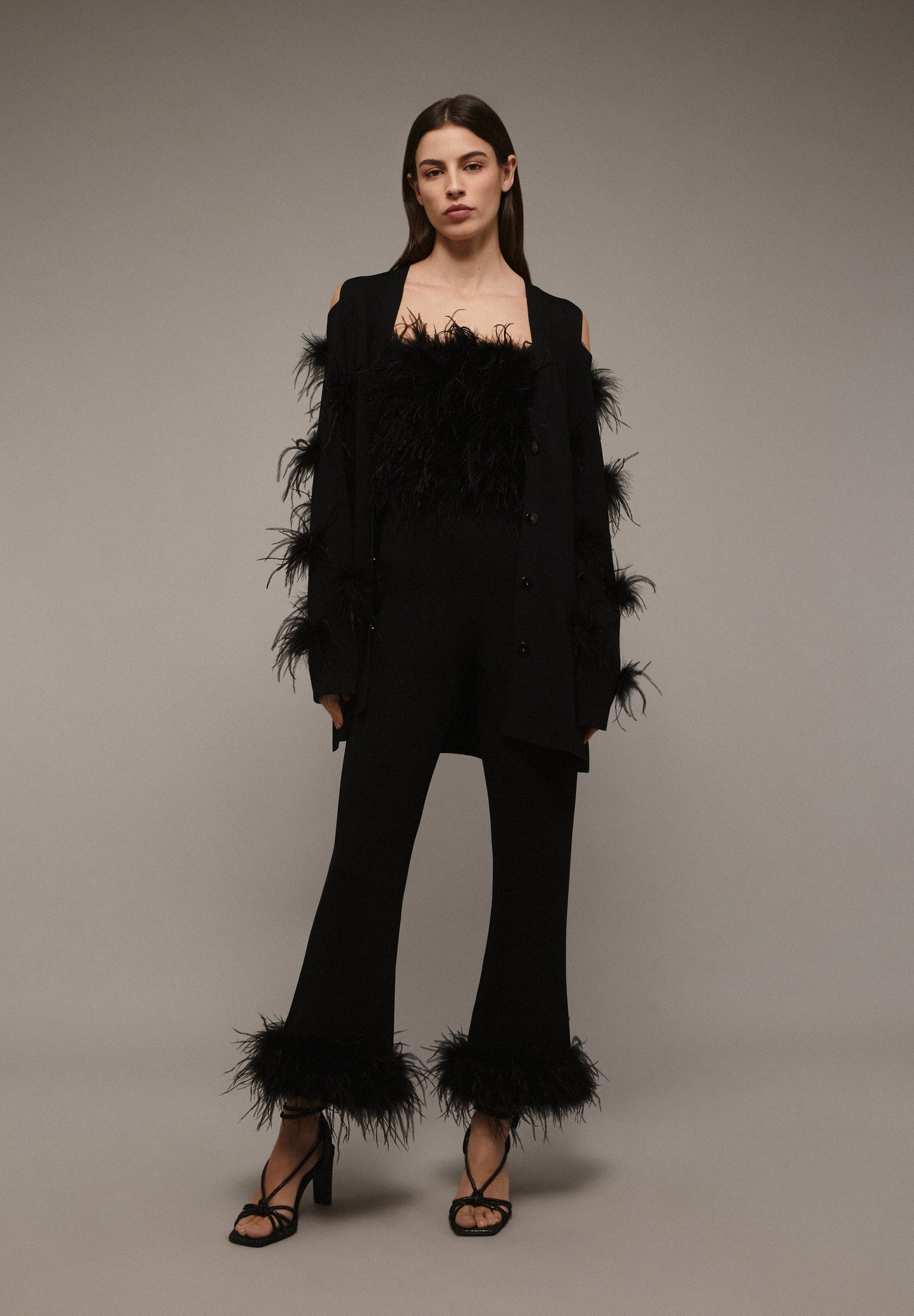 CARDIGAN COM ABERTURA NOS OMBROS COM PLUMAS